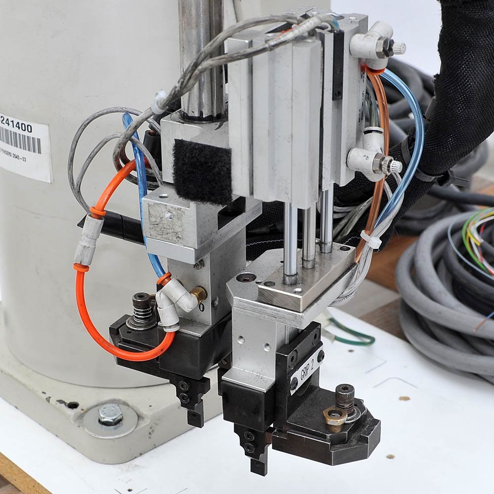 Adept 550A Tabletop SCARA Robot Arm with Control Teach Pendant 10332-11000