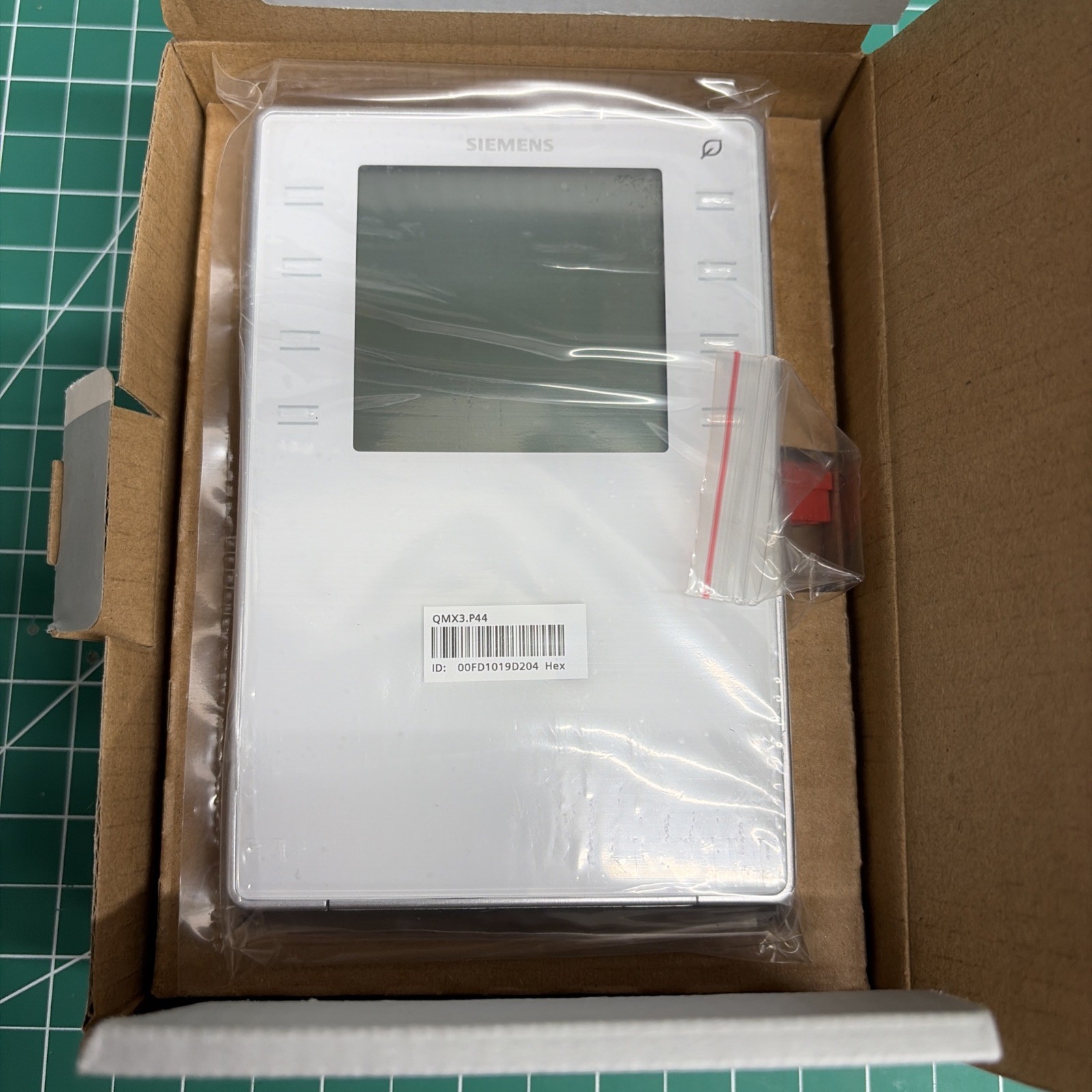 SIEMENS QMX3.P44 S55624-H143-A T/RH SENSOR AND ROOM UNIT WHITE NEW OPEN BOX