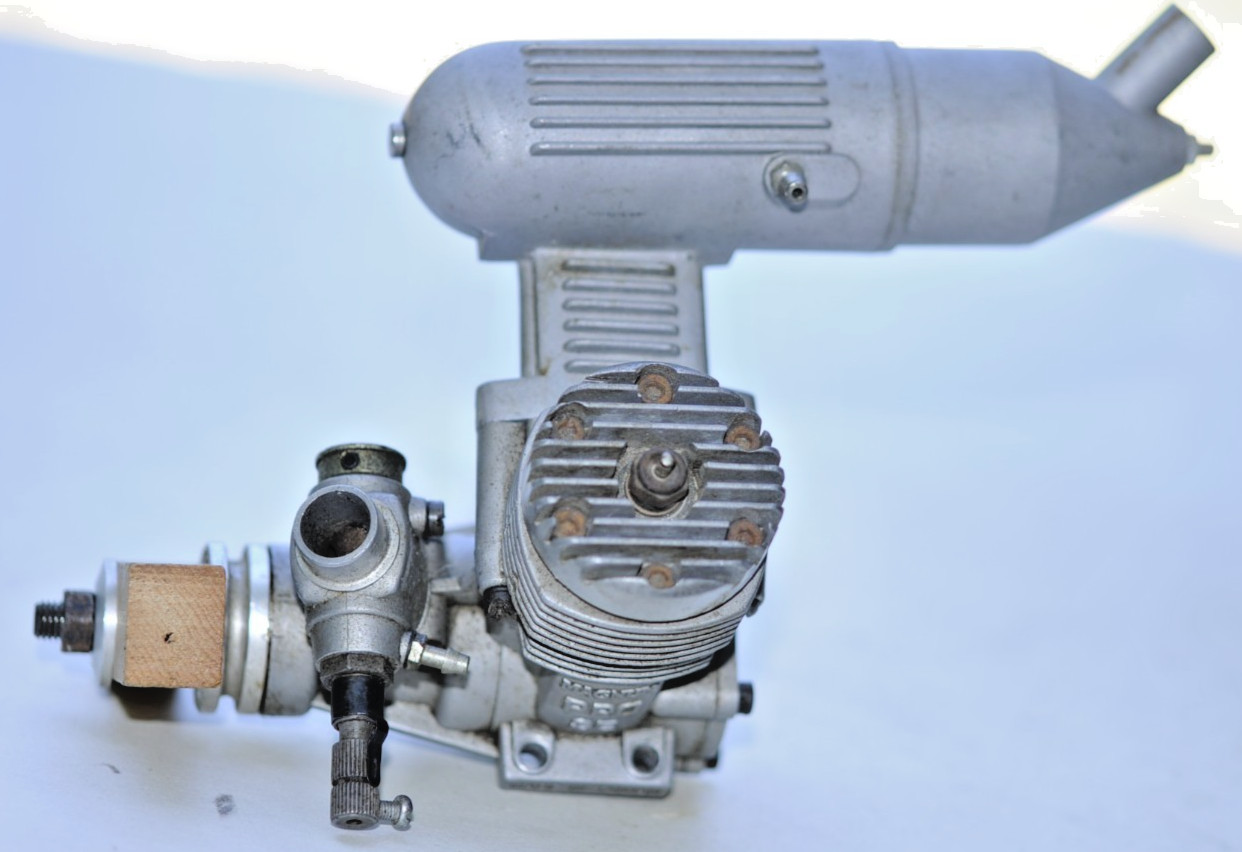 Magnum Pro SE 46 model aircraft engine w/ muffler, great compression