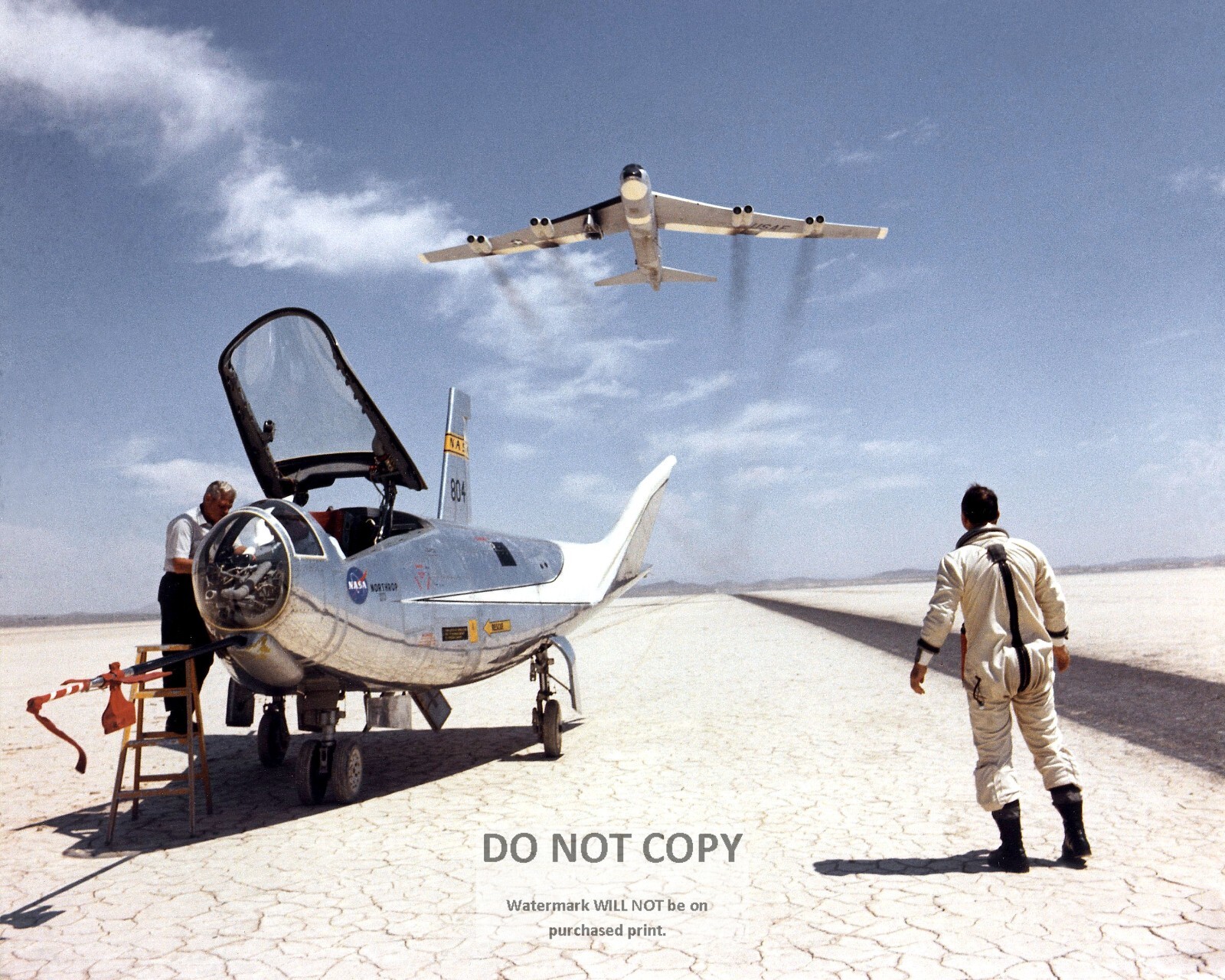 NASA RESEARCH PILOT BILL DANA WATCHES NB-52B CRUISE OVERHEAD 8X10 PHOTO (AA-226)