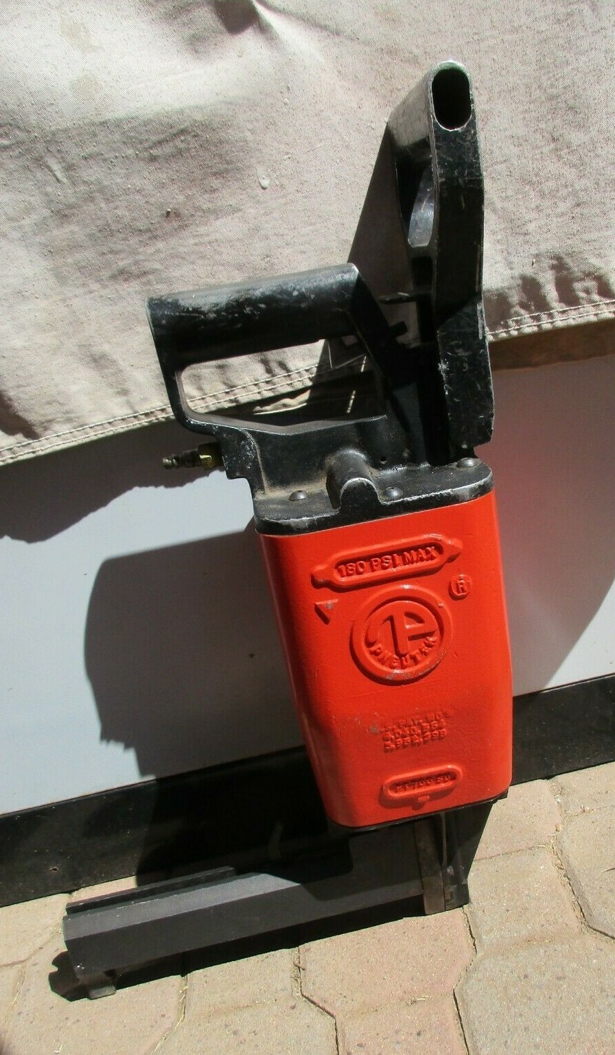 Pneutek PT-700 SU Heavy Duty Nailer 180 PSI ~ Works/Runs ~ Local Pick Up Avail.