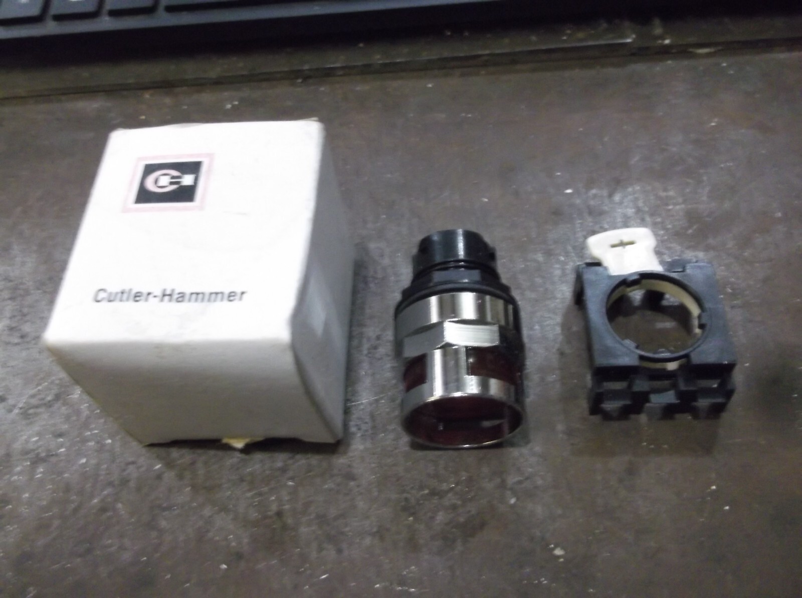 NIB CUTLER HAMMER E22TX2 ILLUMINATED PUSHBUTTON RED (180-2)