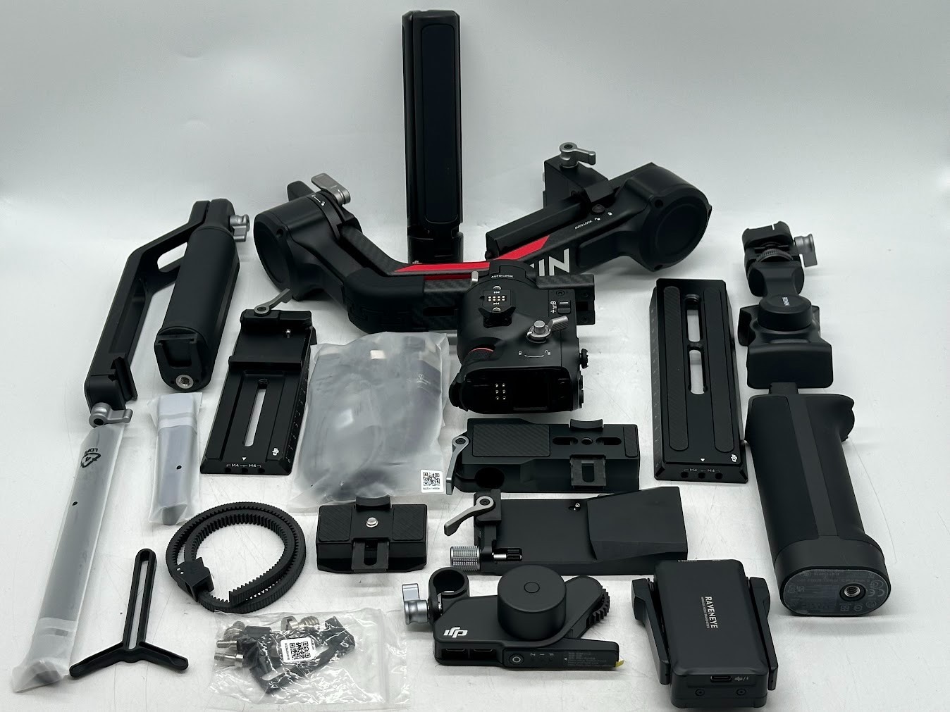 DJI RS 4 Pro Gimbal Stabilizer Combo