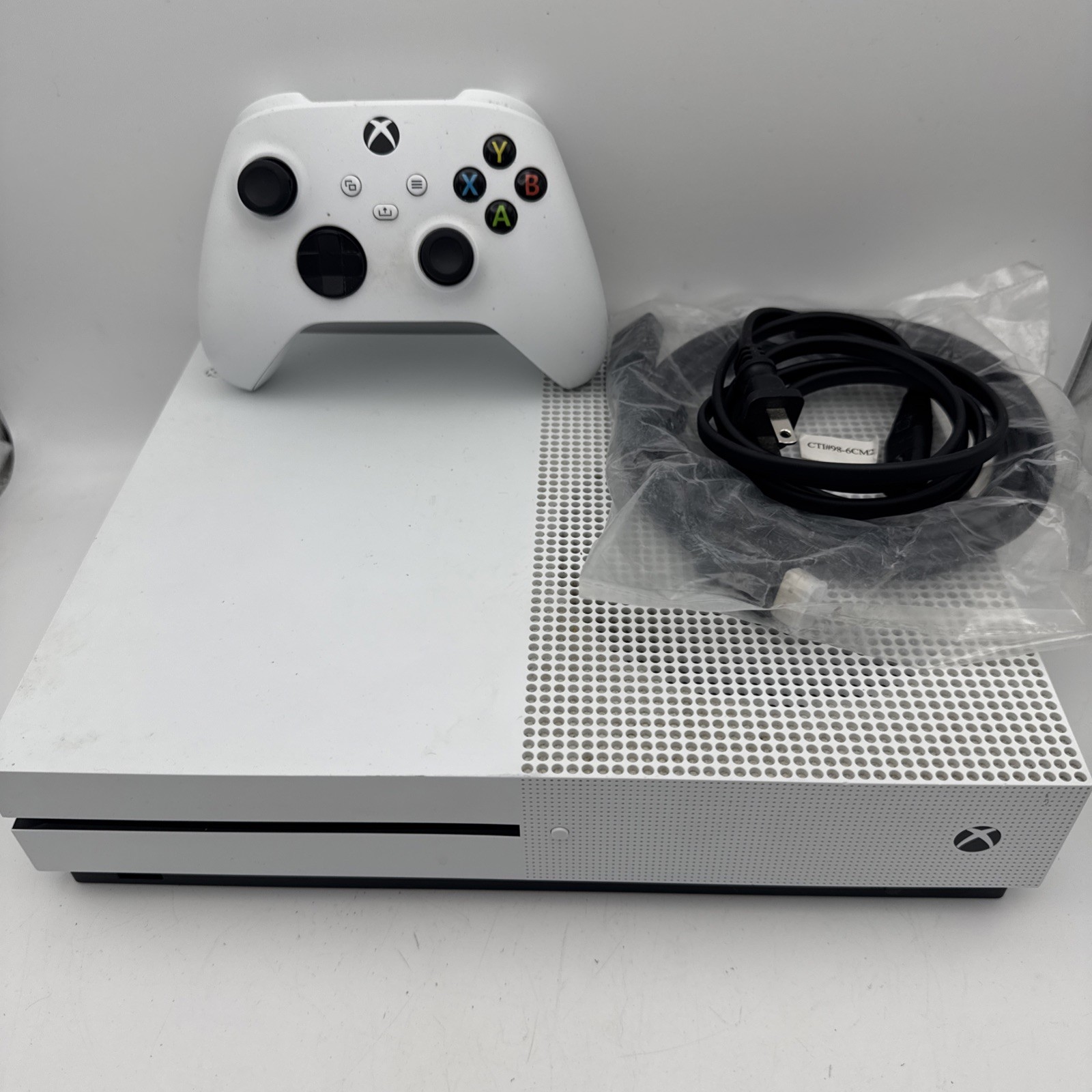 XBOX ONE S 1TB CONSOLE 1681 WITH 1 CONTROLLER & CABLES - TESTED (WBP018149)