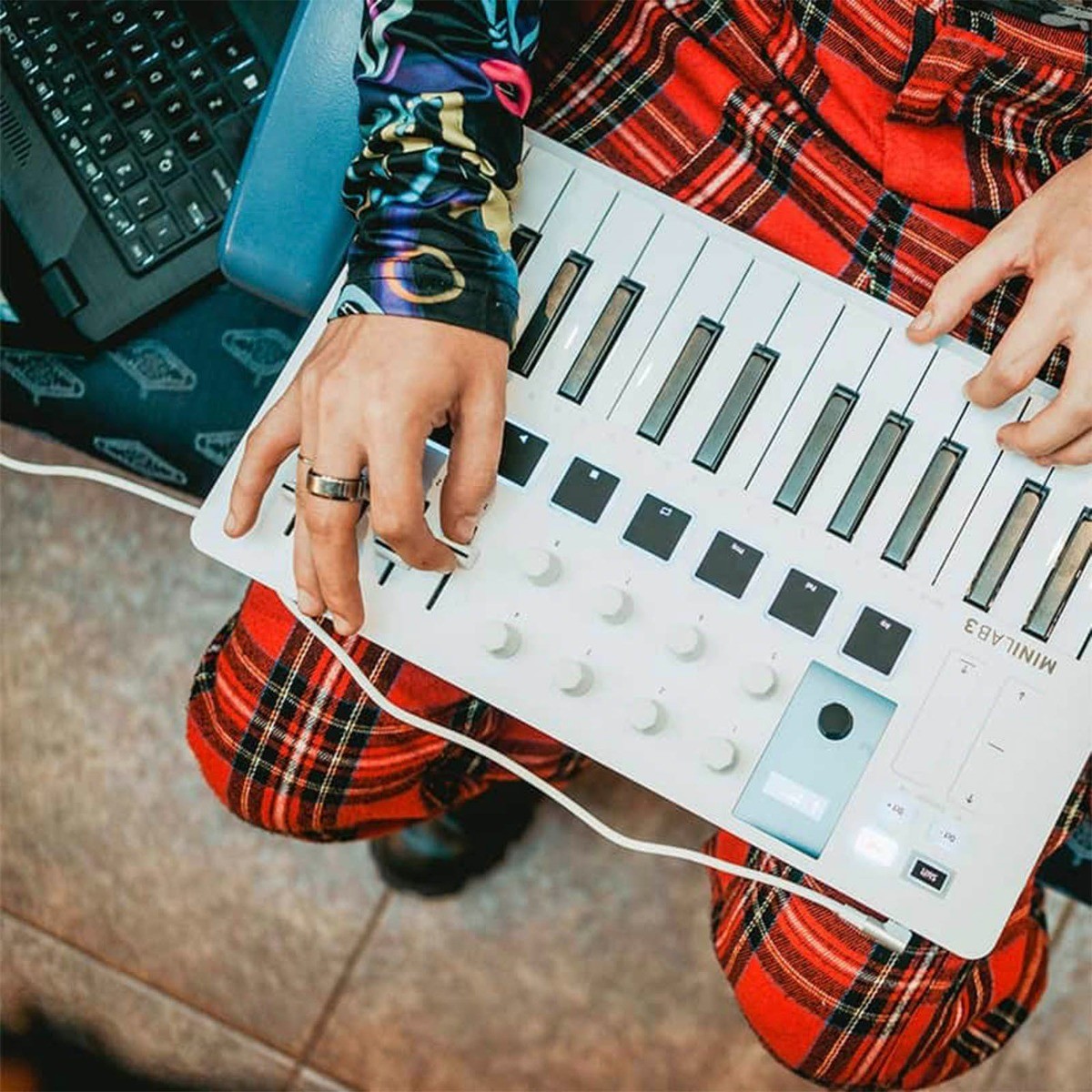 Arturia MINILAB-3-WHITE MIDI Recording Keyboard Controller w Pads