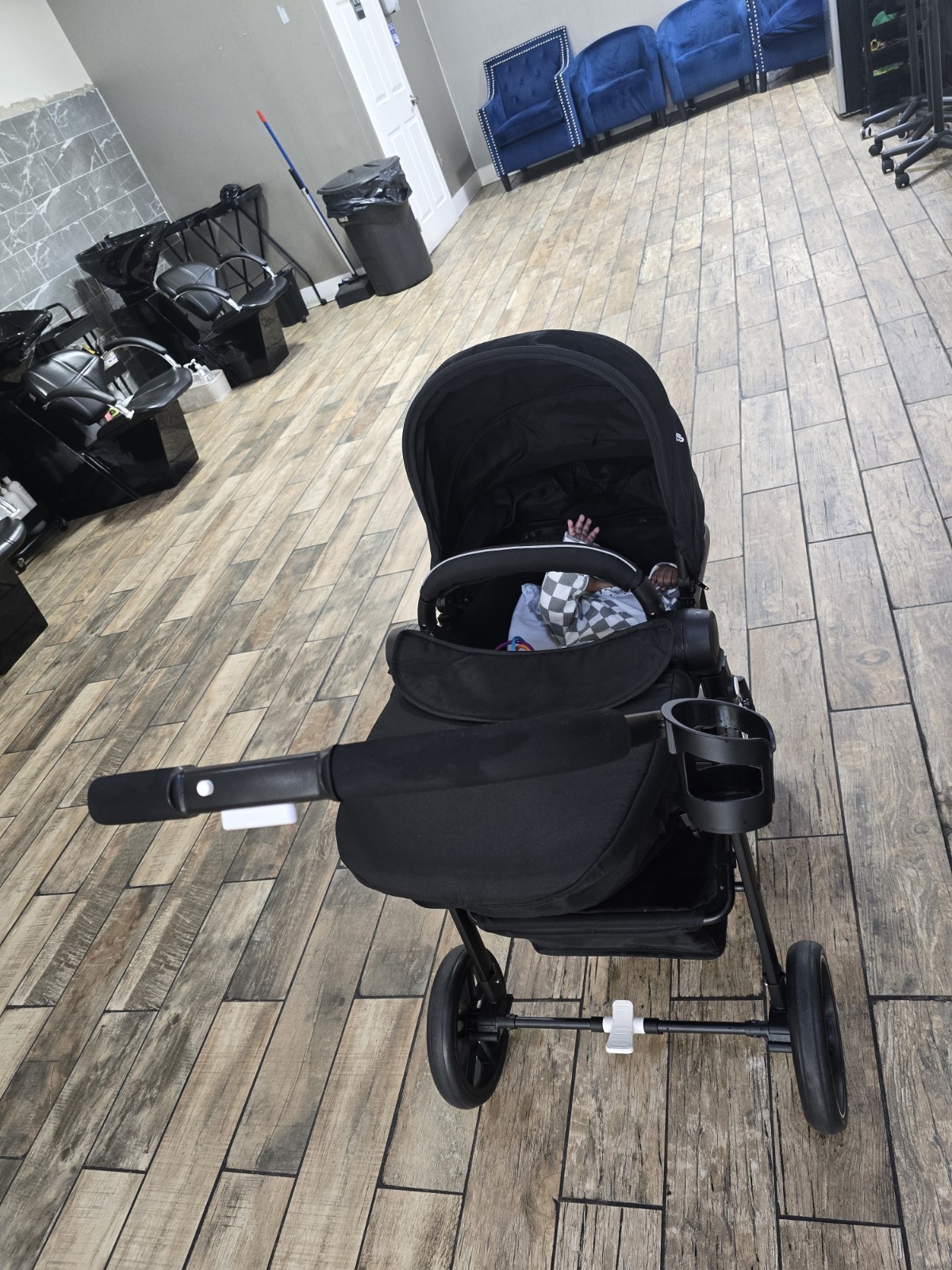 Infant landscape stroller.Black 33lbs