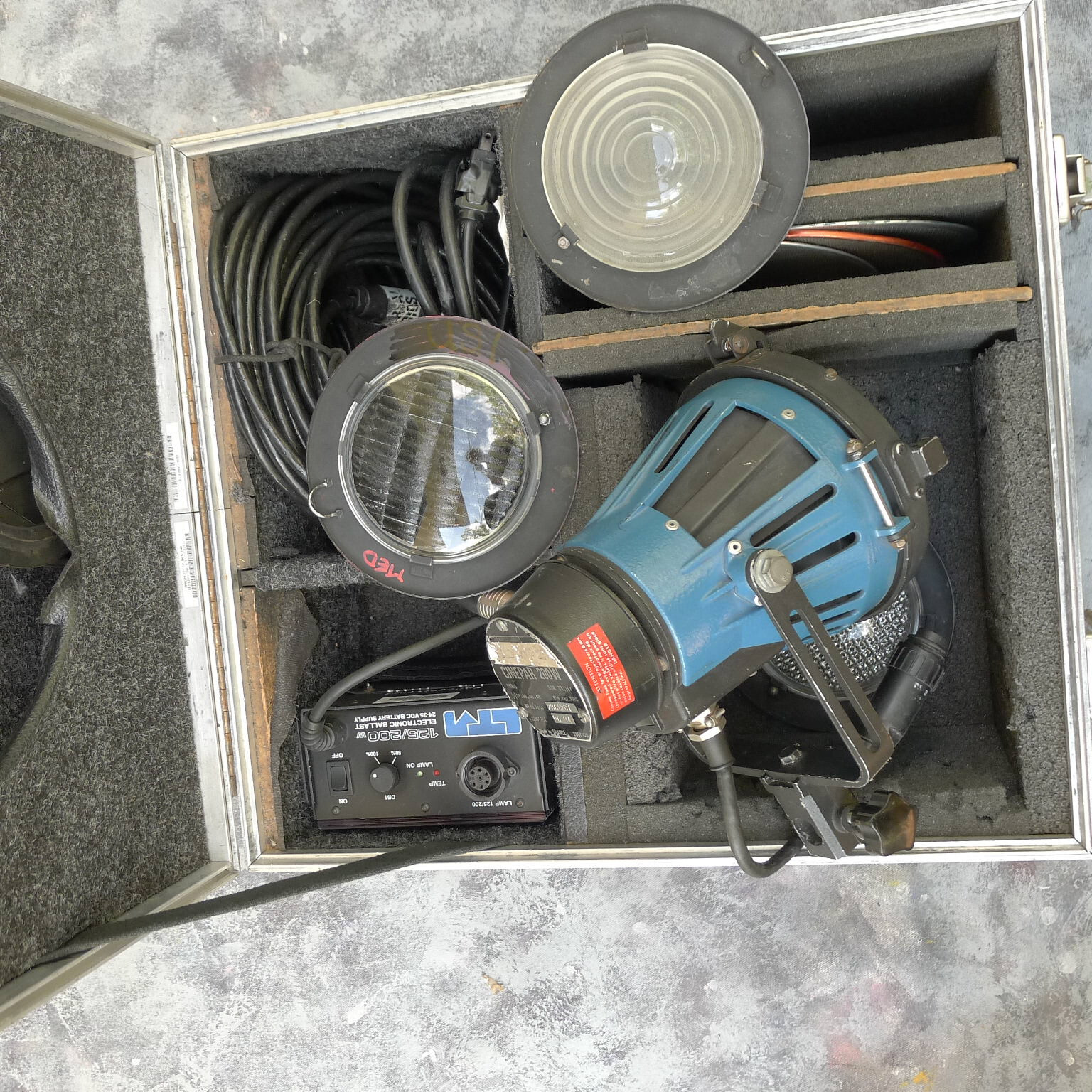 LTM 200w HMI light, Lens, scrims,ballast, header cable , case , No Battery