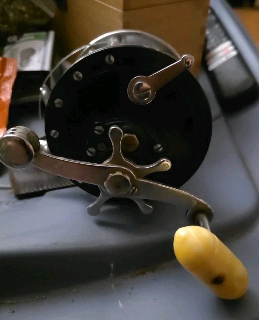 PENN LONG BEACH 67 VINTAGE FISHING REEL PRE-OWNED