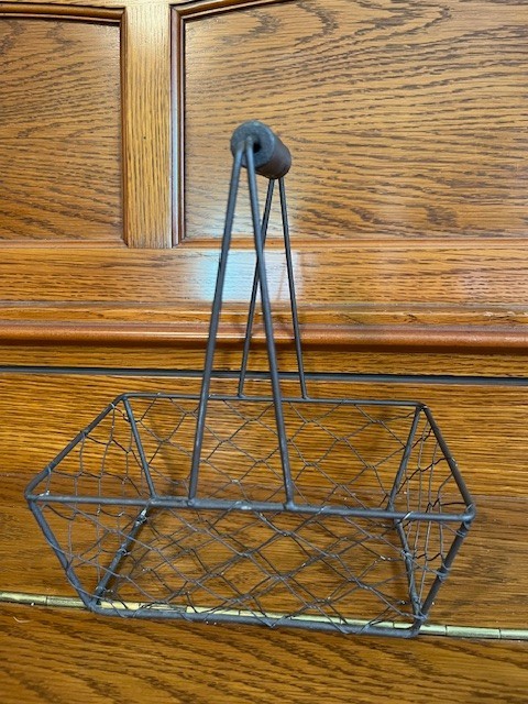 METAL CHICKEN WIRE BASKET W/ WOOD HANDLE 8" basket 7x3