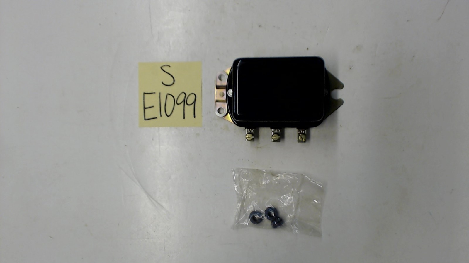 811900 Voltage Regulator