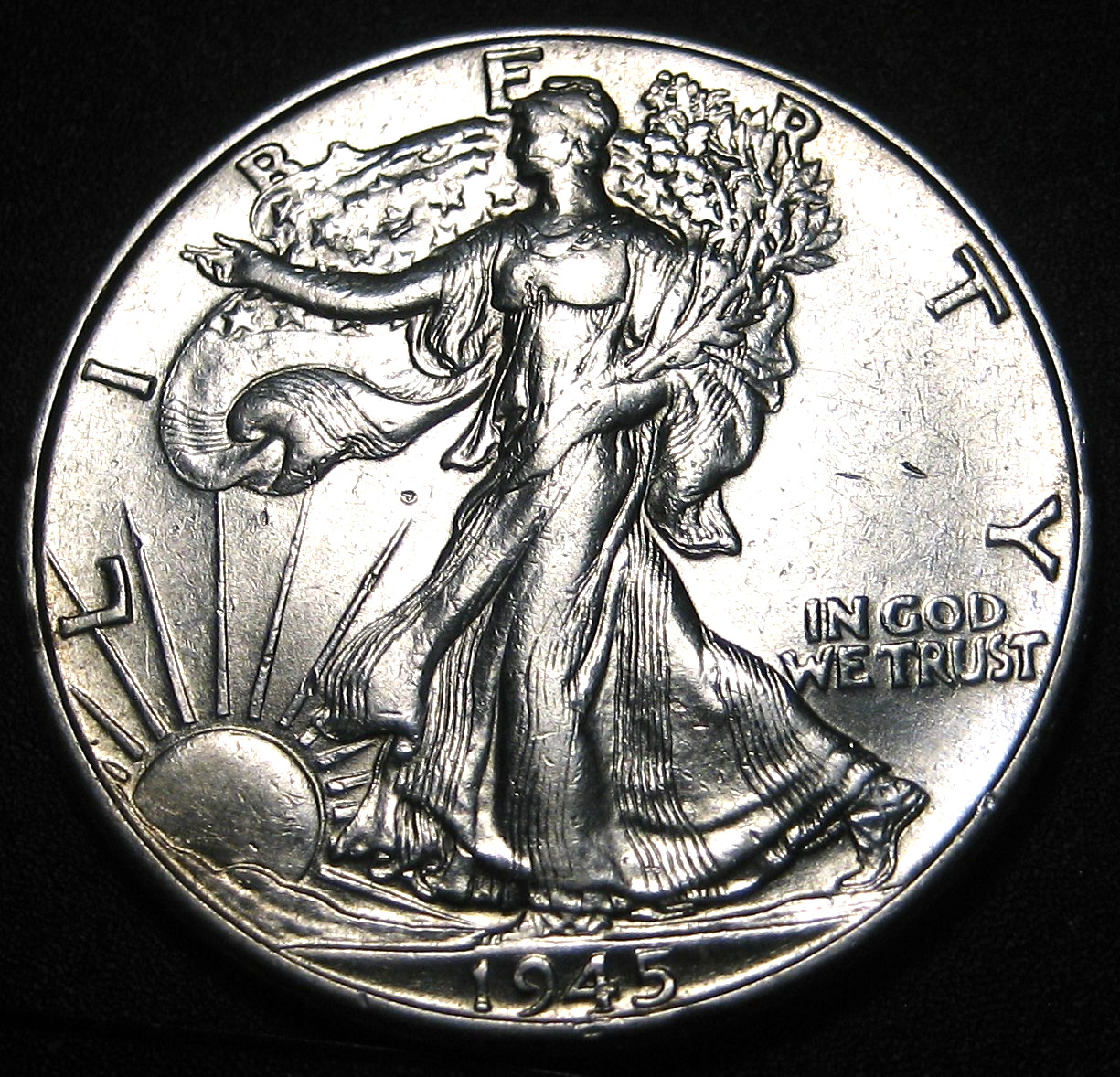 1945-P SILVER LIBERTY WALKING HALF DOLLAR 90% SILVER - ALMOST UNCIRCULATED (e)
