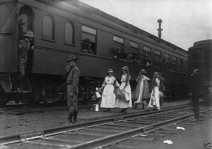 US Soldiers on Troop Train - Red Cross Workers - 8x10 World War I Photo WWI