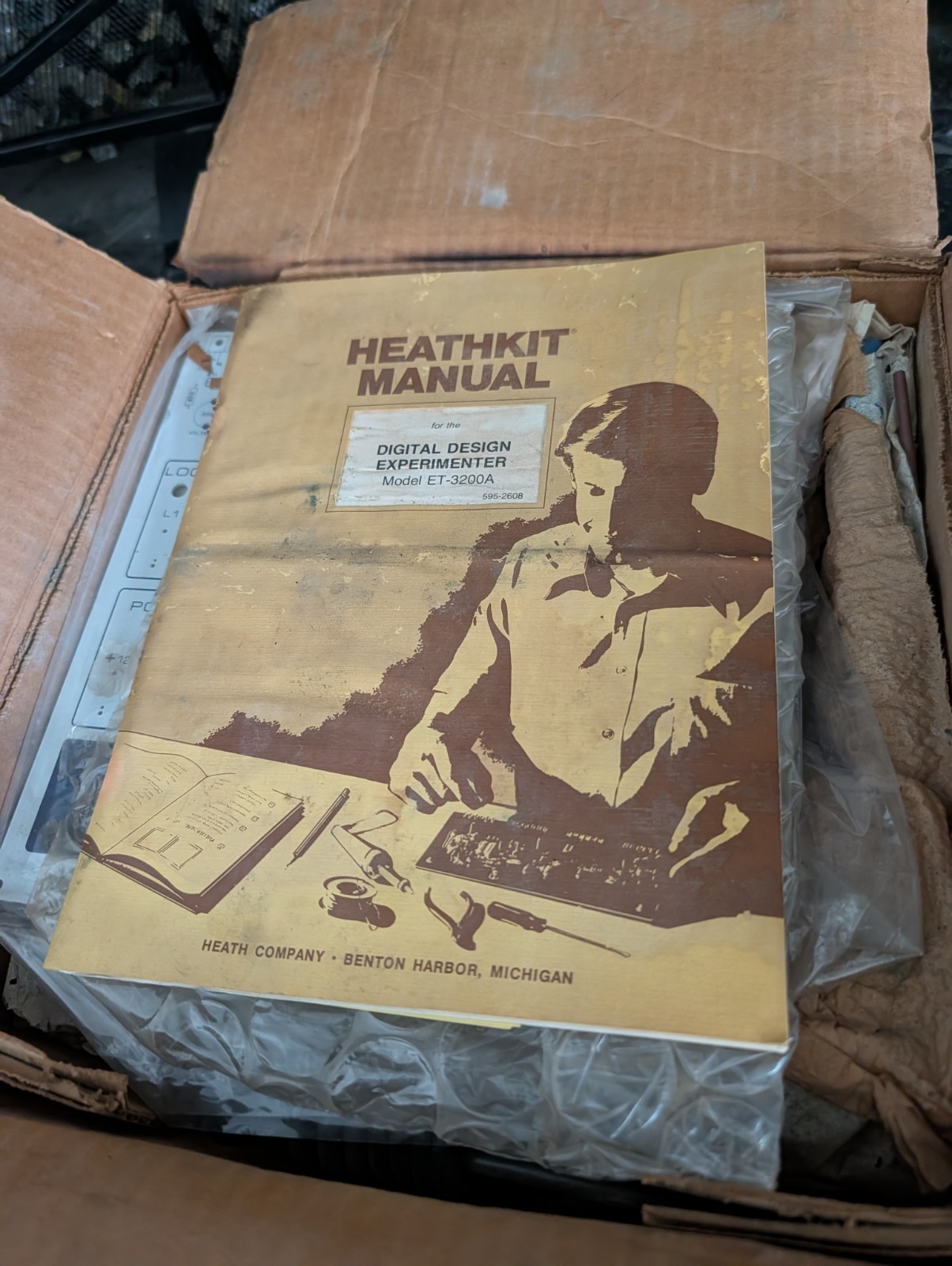 Heathkit ET-3200A unbuilt kit - digital design experimenter- with book