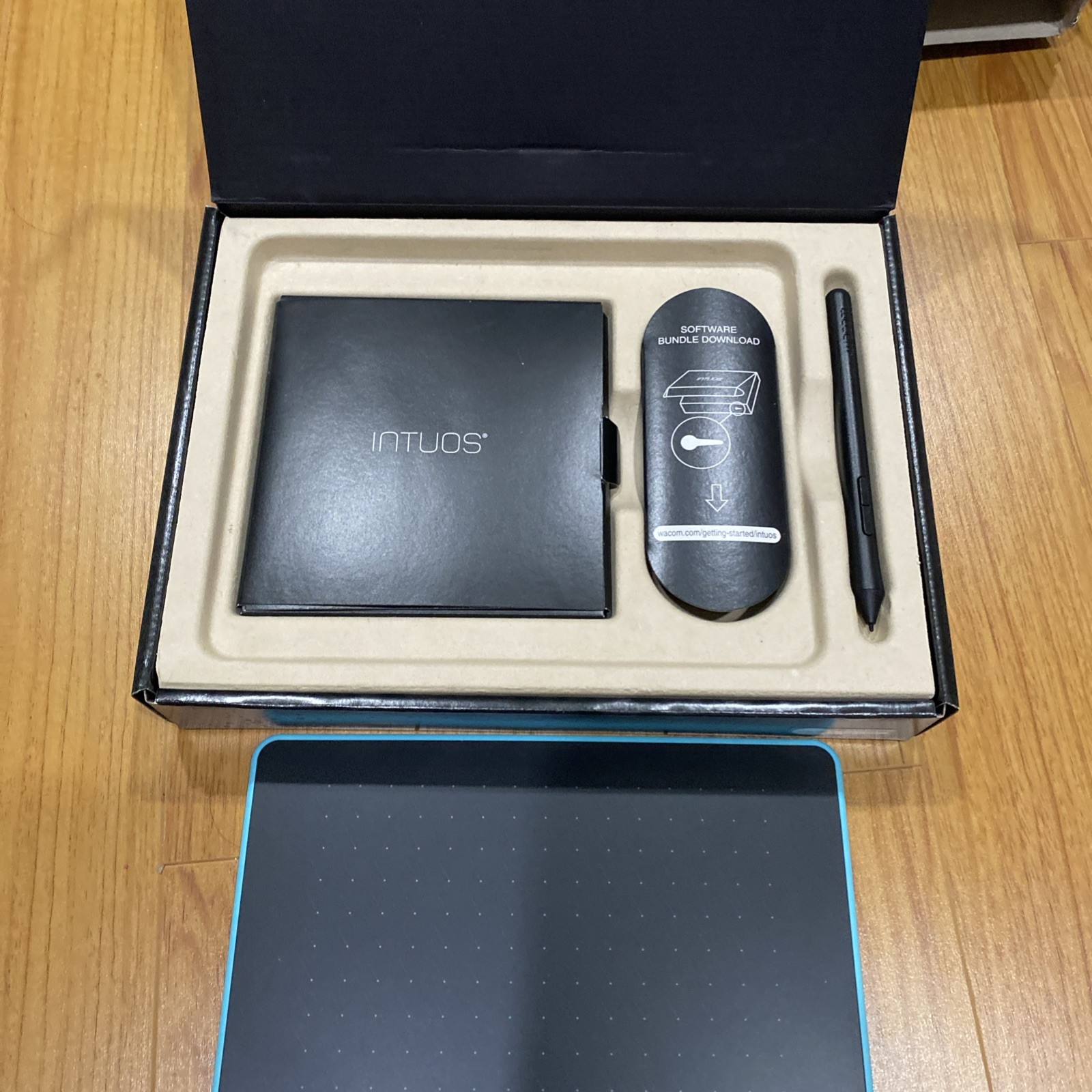 Wacom Intuos Drawing Tablet in Box CTL4900B Aqua - Excellent Working