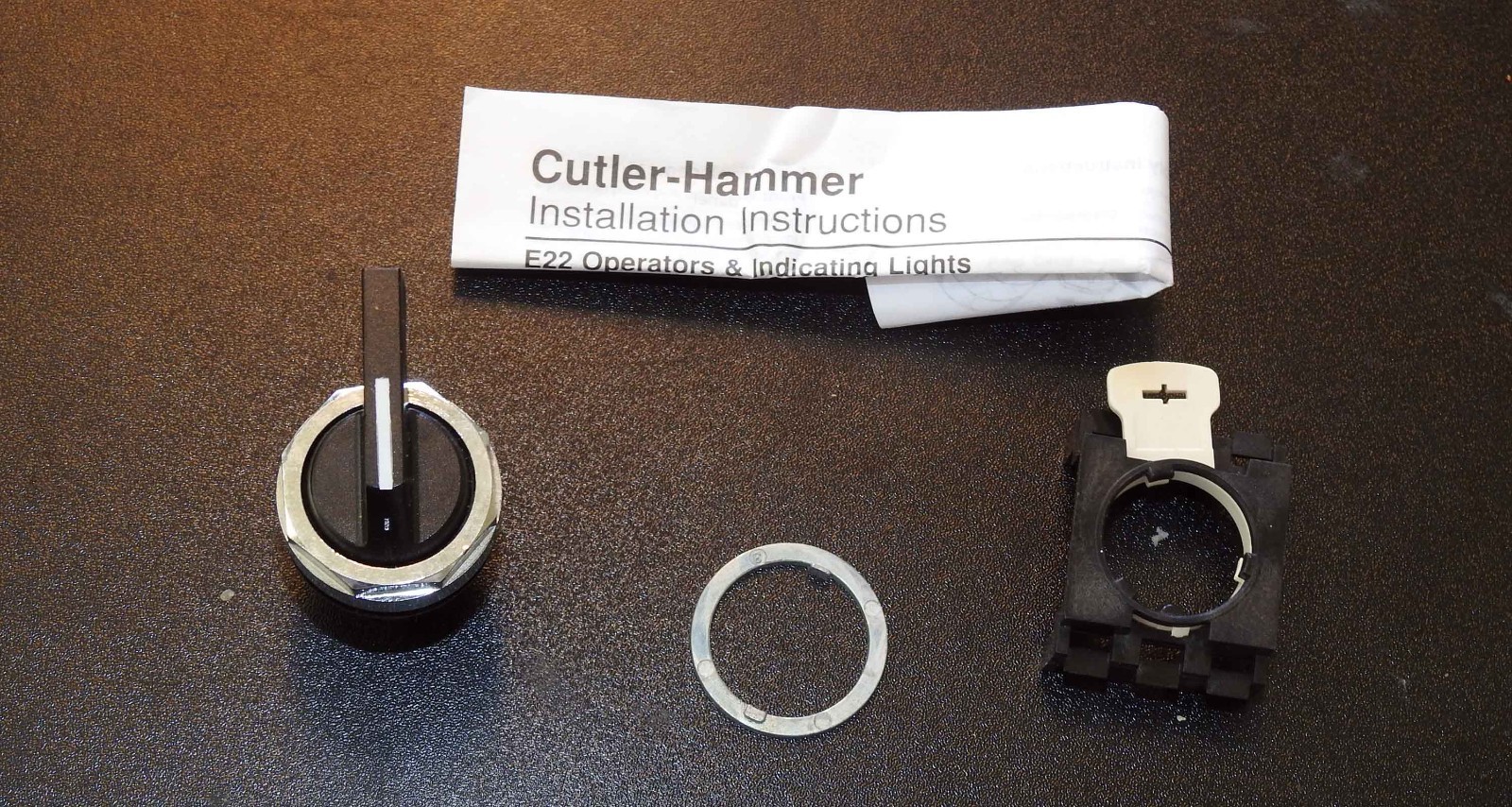 E22VL1 Cutler Hammer 3 pos. Selector Switch Operator, Spring Return to Center