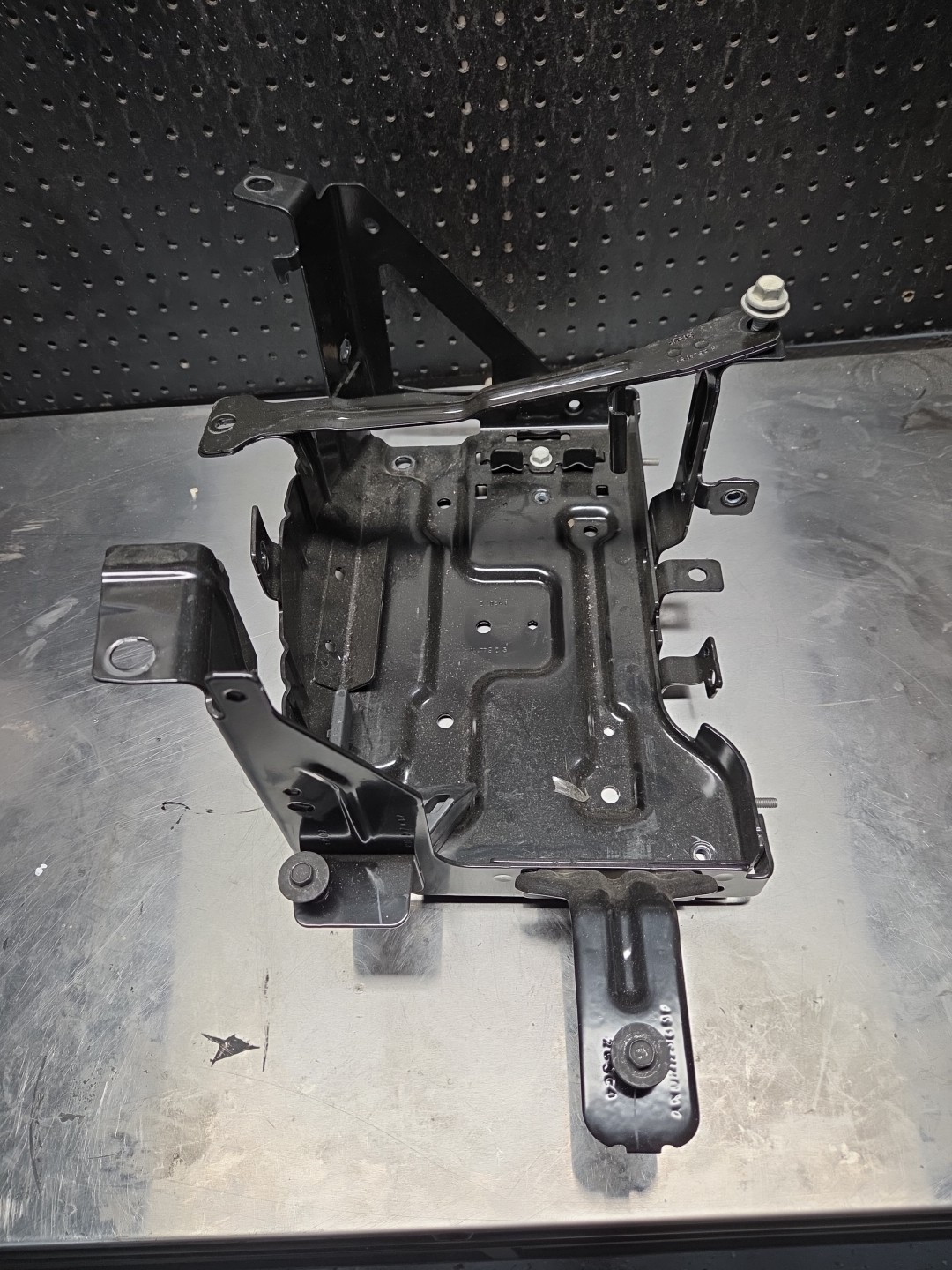 2019 - 2024 CHEVROLET SILVERADO 1500 BATTERY TRAY BOX HOUSING HOLDER BRACKET OEM