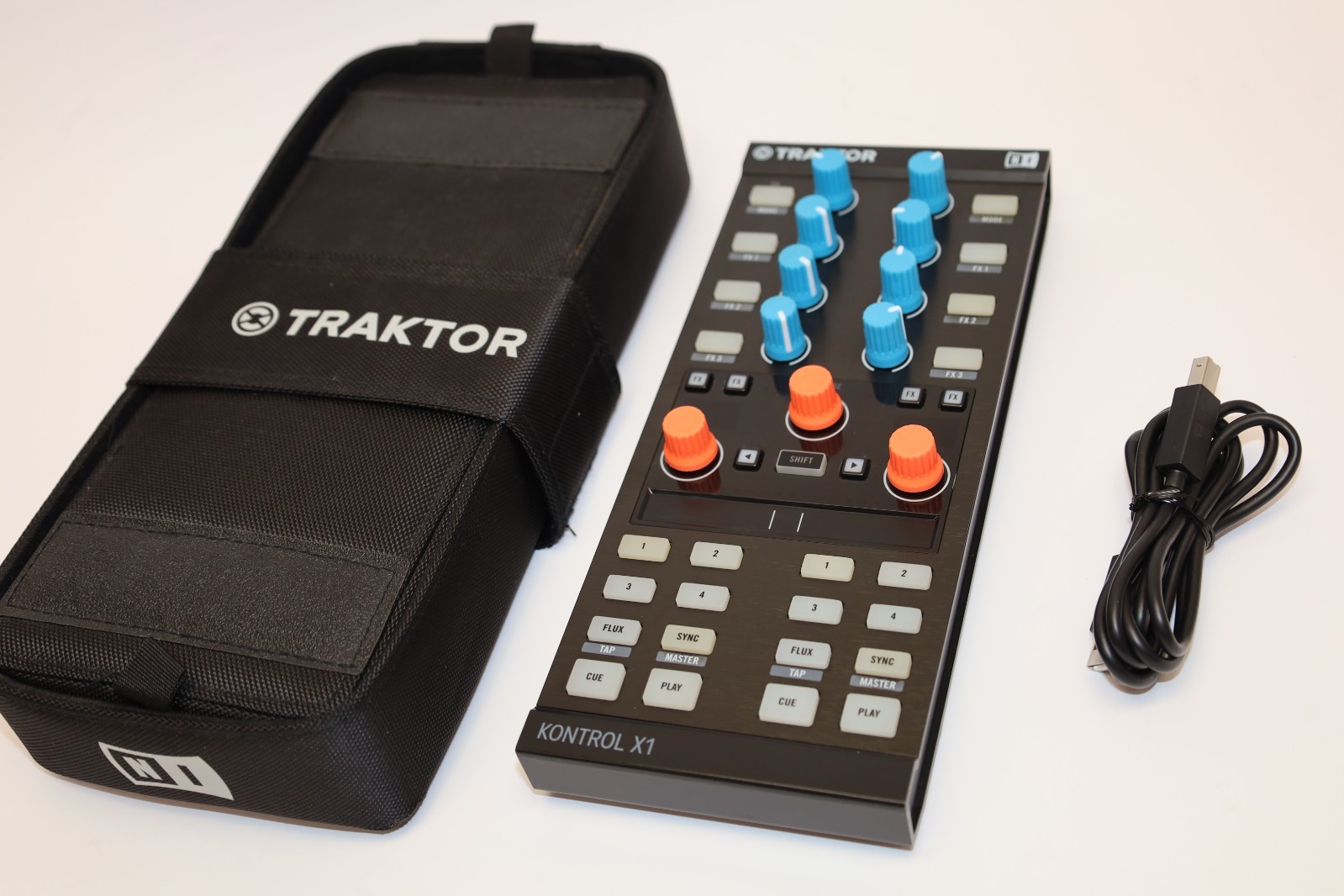 Native Instruments TRAKTOR Kontrol X1 MK2 DJ Controller