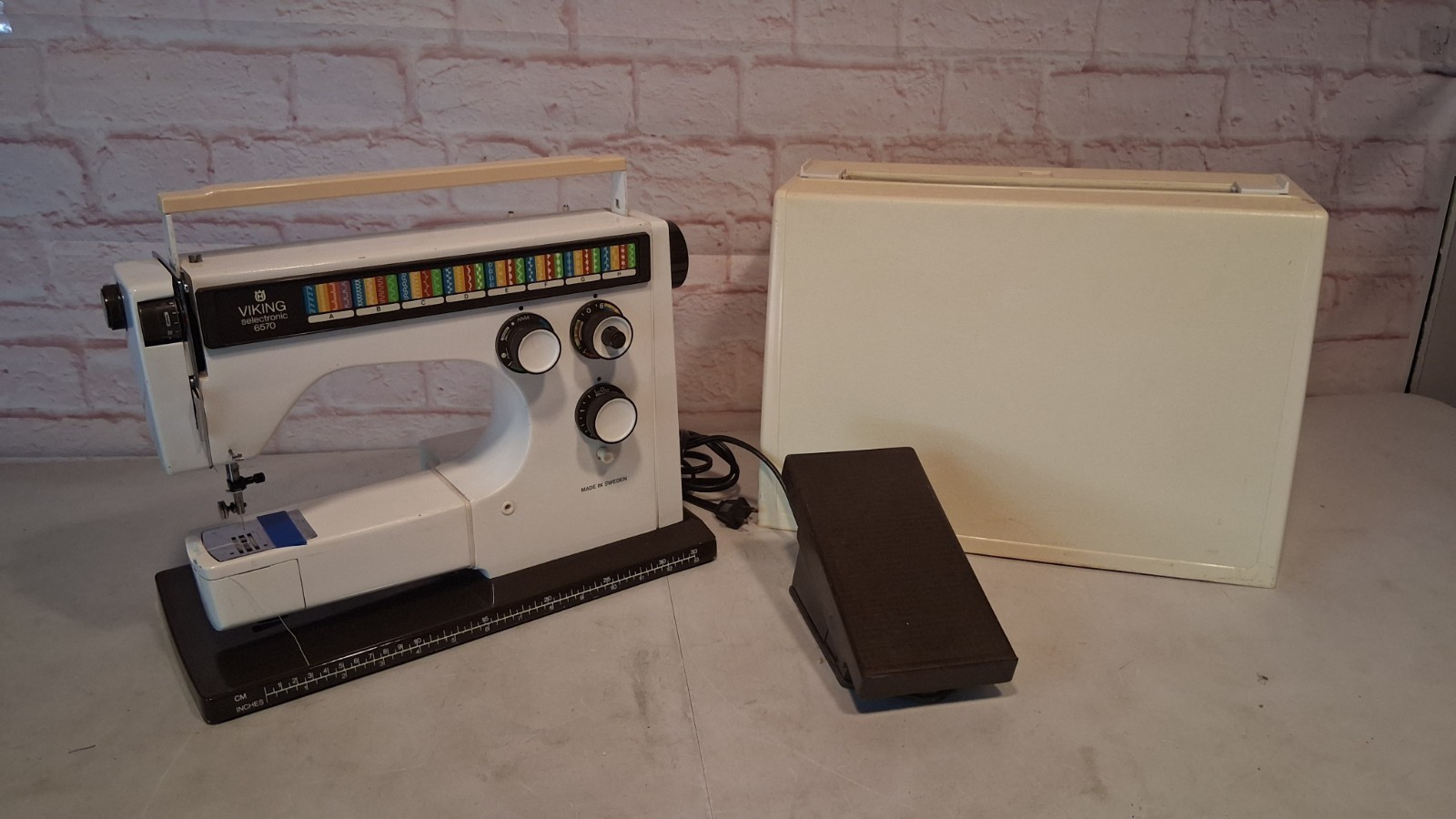 Husqvarna Viking Sewing Machine SLE 6570 with Case Tested and Works