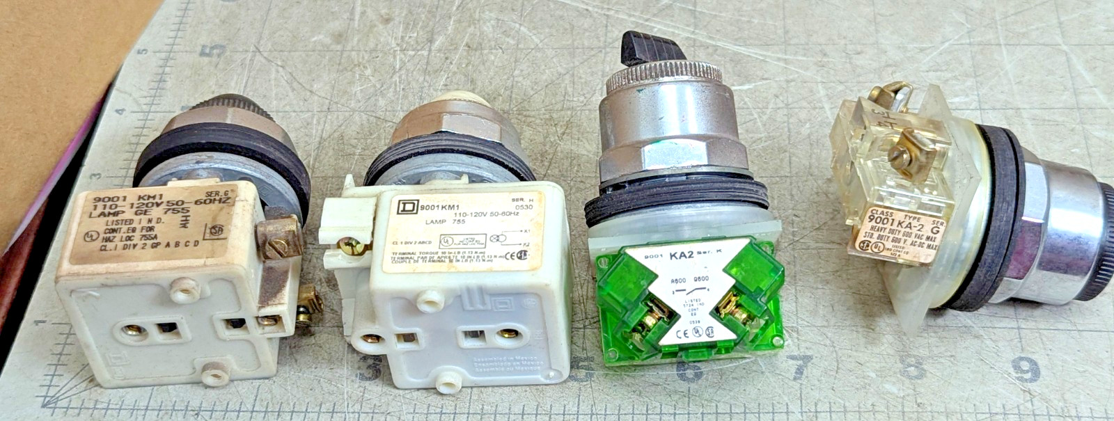 2 Each Allen Bradley 9001 KA2 Selector Switch / 9001 KM1 Pilot Light [Z4B6]#18