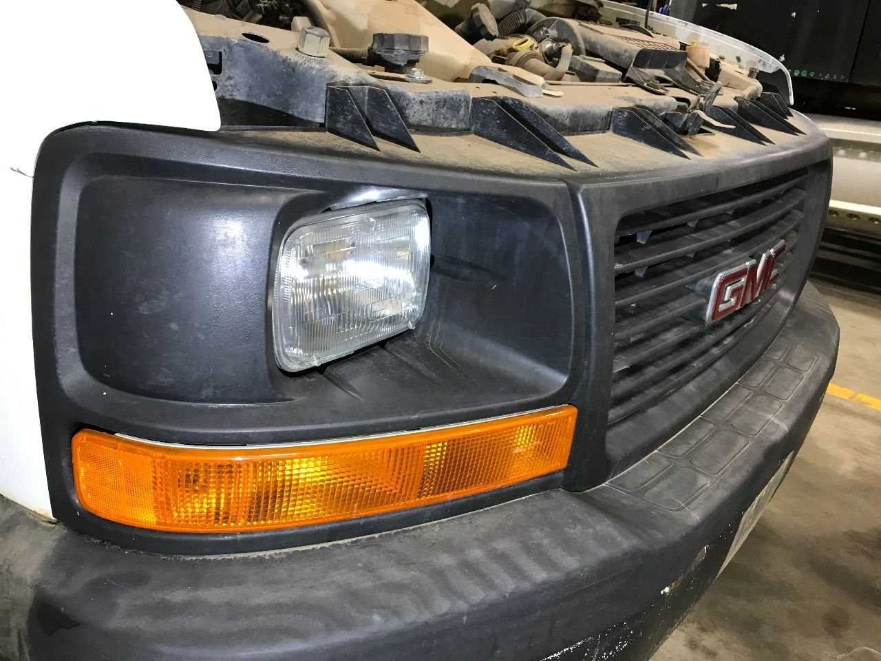 GMC CUBE VAN Grille - Used | P/N GLG081