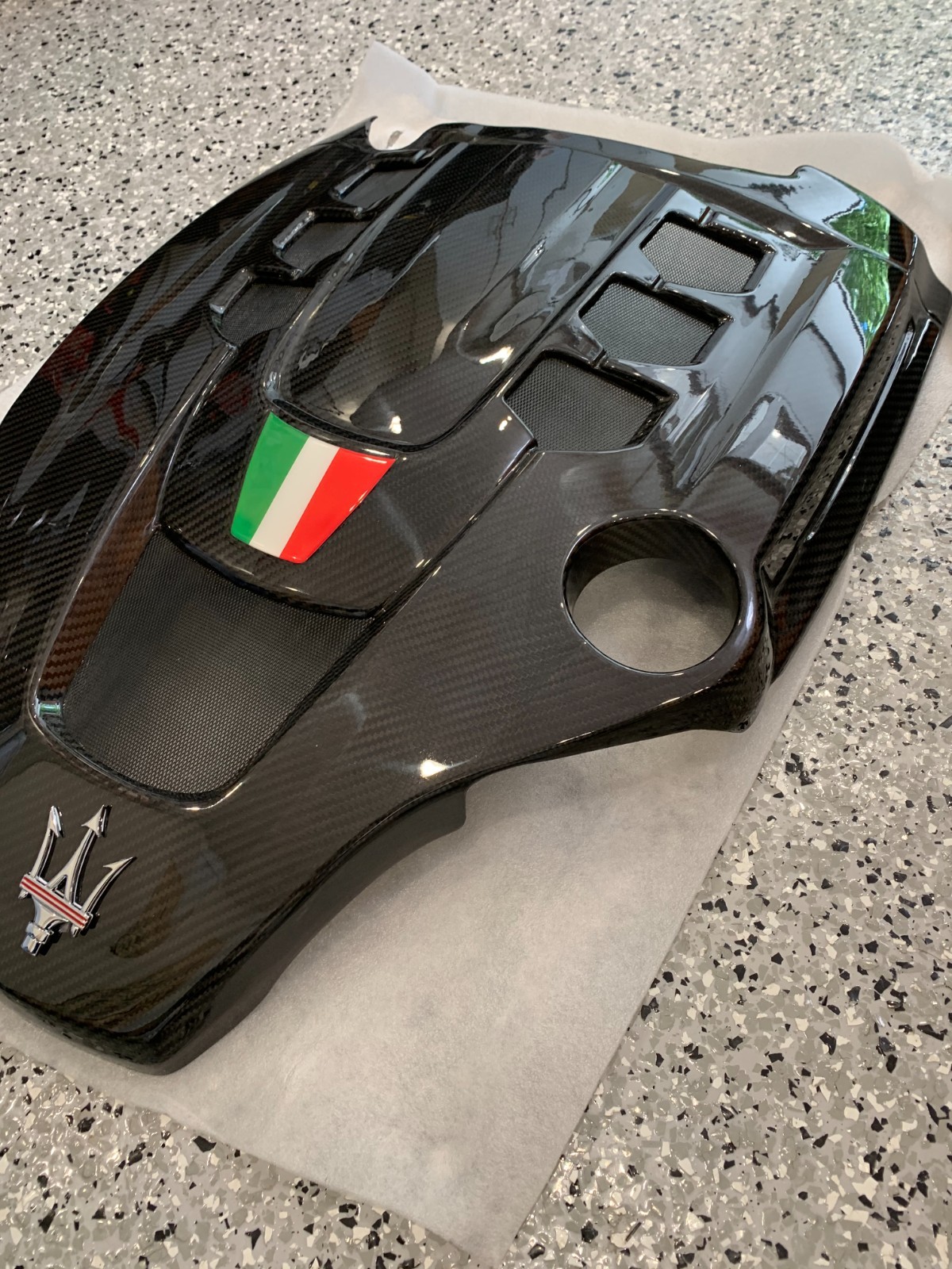 MASERATI GHIBLI BASE or S / LEVANTE (BASE) CARBON FIBER ENGINE COVER