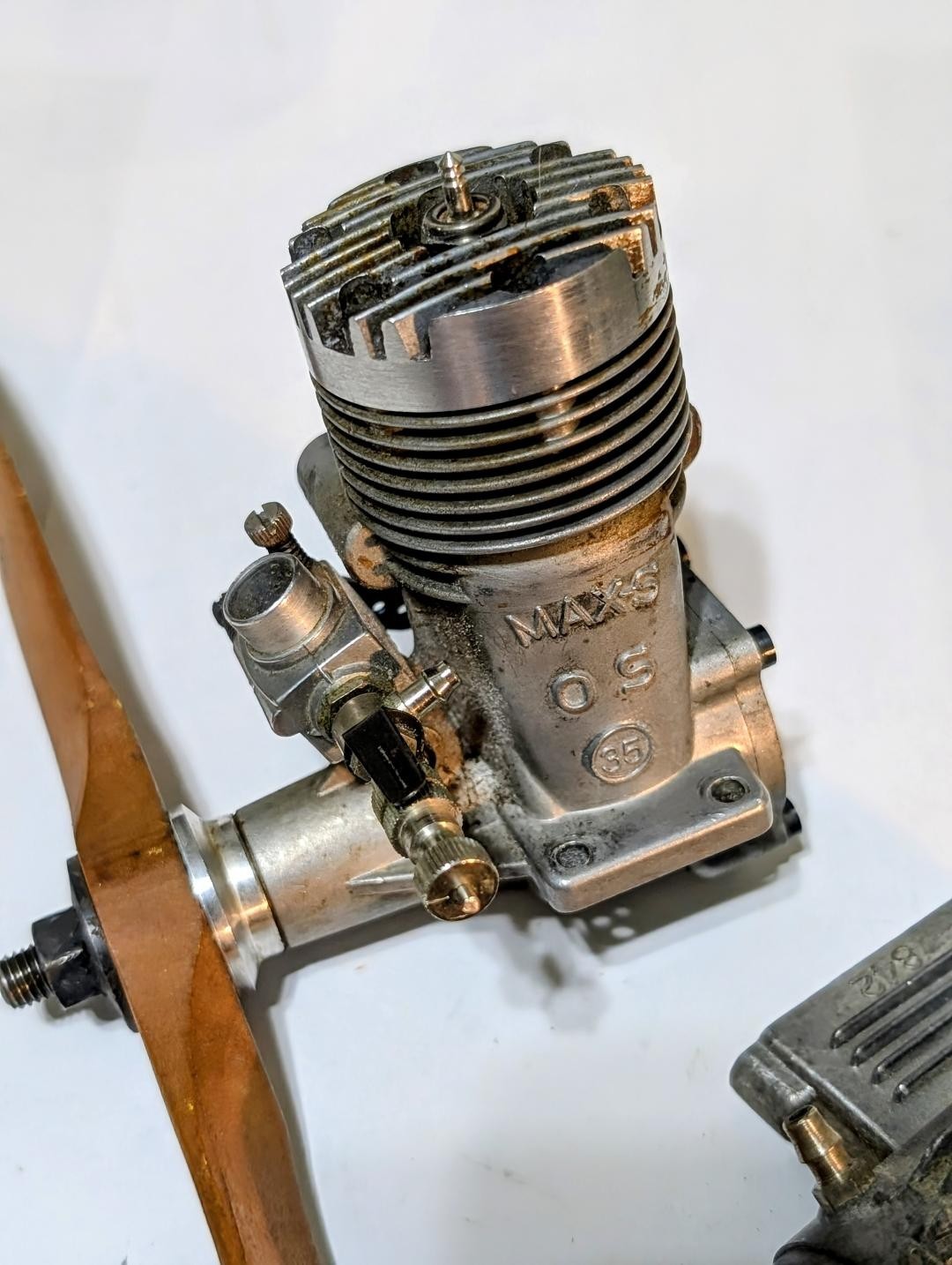 O S MAX-S 35 RADIO CONTROLE ENGINE W/ MUFFLER , PRE-OWNED, GOOD CONDITION