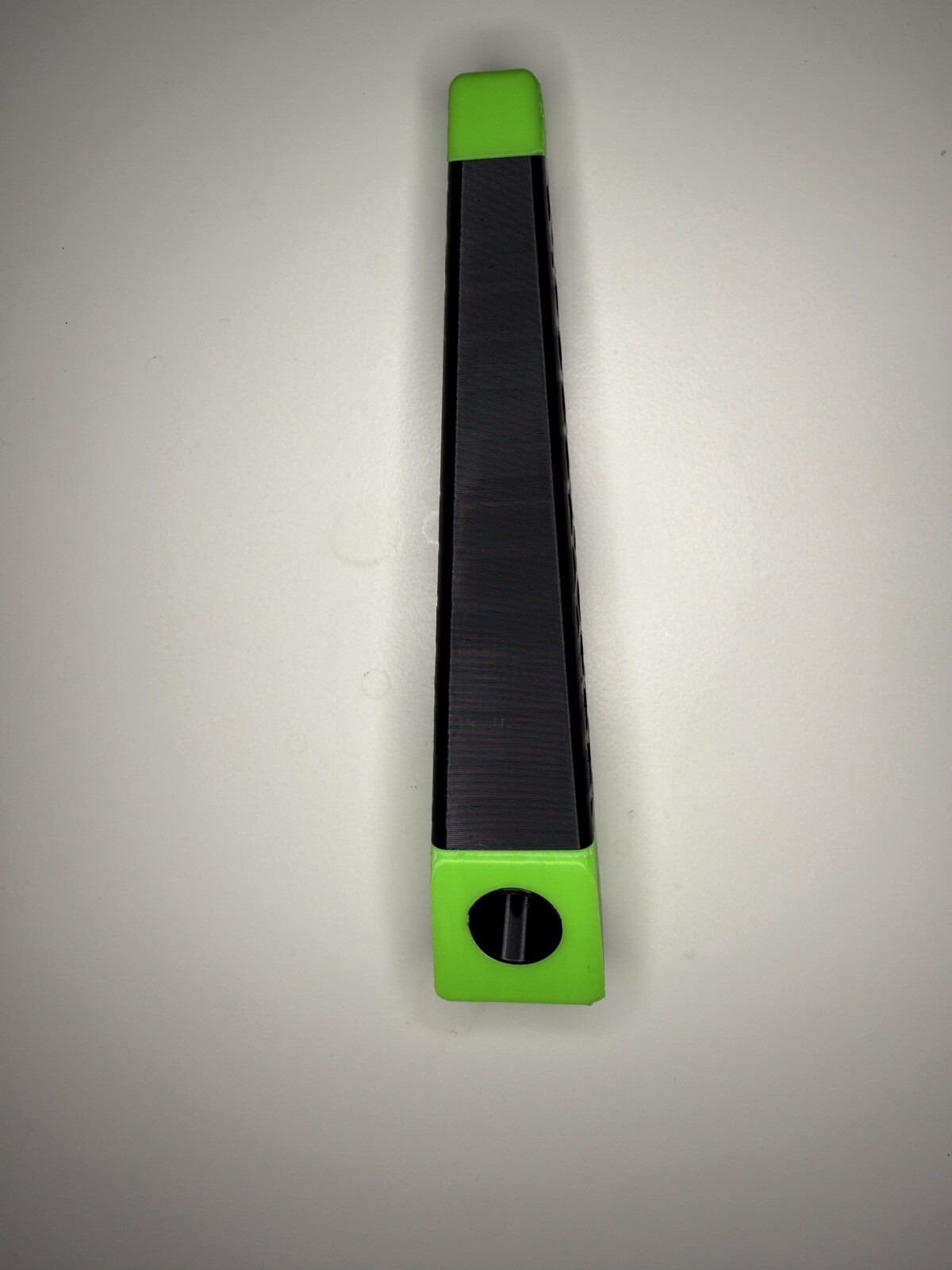 Headrest bow hanger with rubber insert
