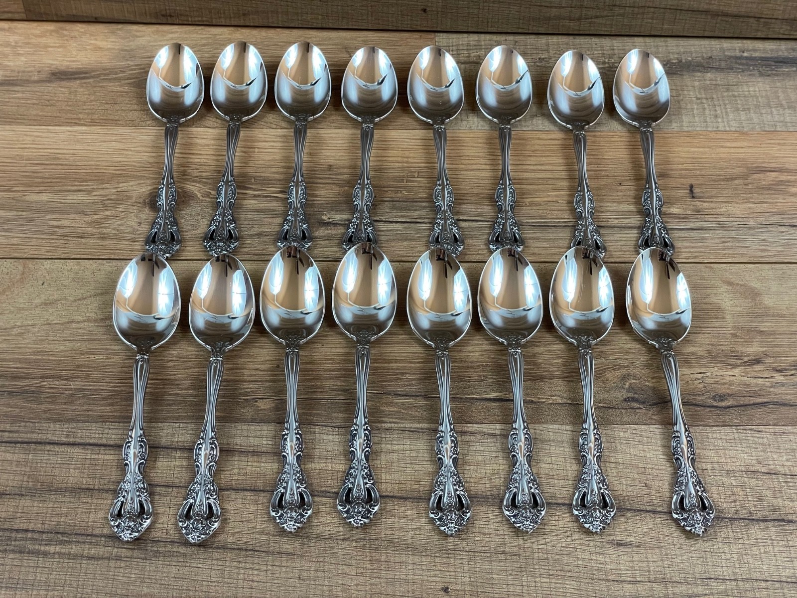 Oneida Michelangelo 72 Pc Stainless Flatware Set Serves 8 + Serving