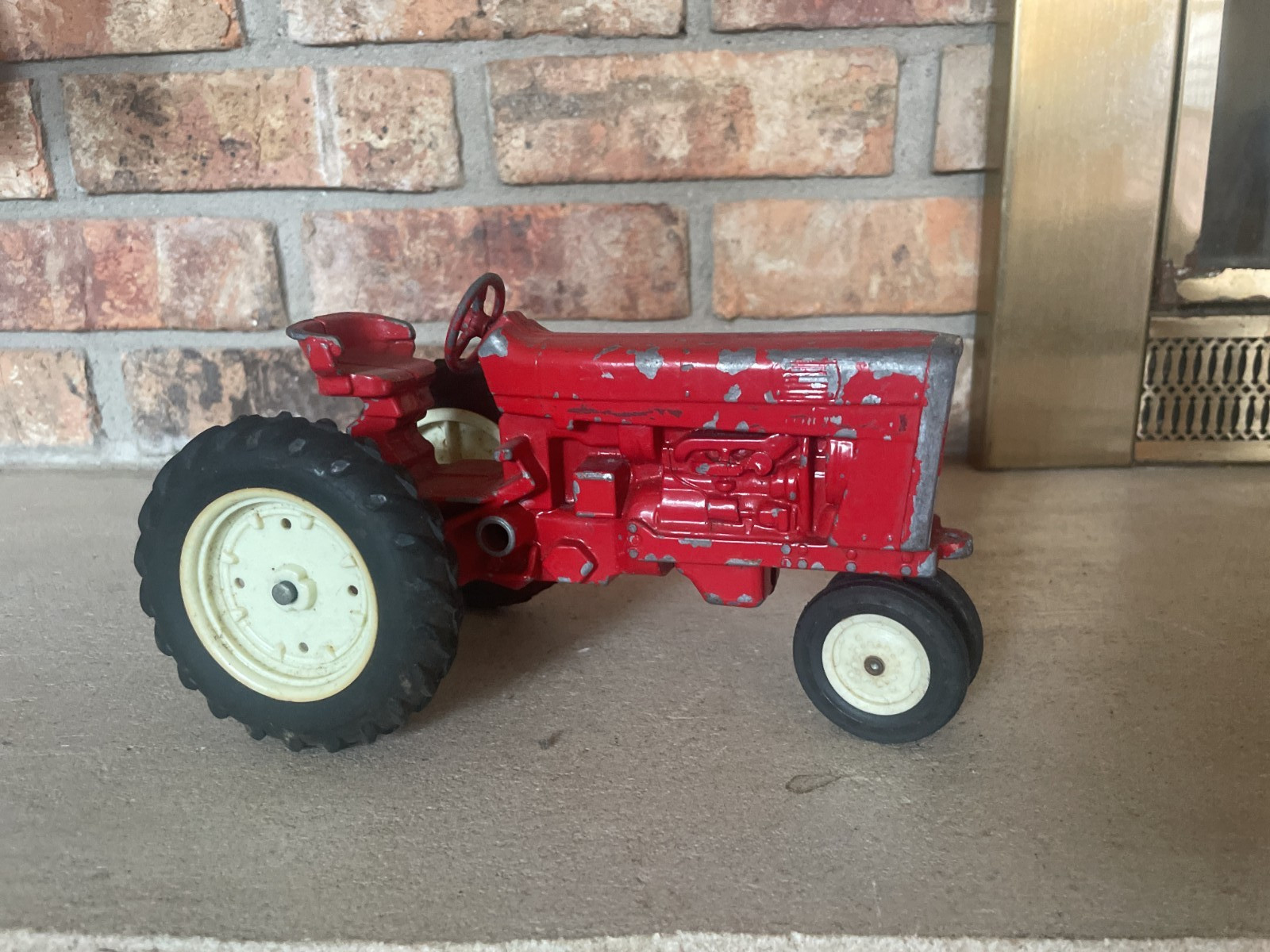 1:16 Pressed Steel Red Ertl Dyersville Iowa USA International Harvester Tractor