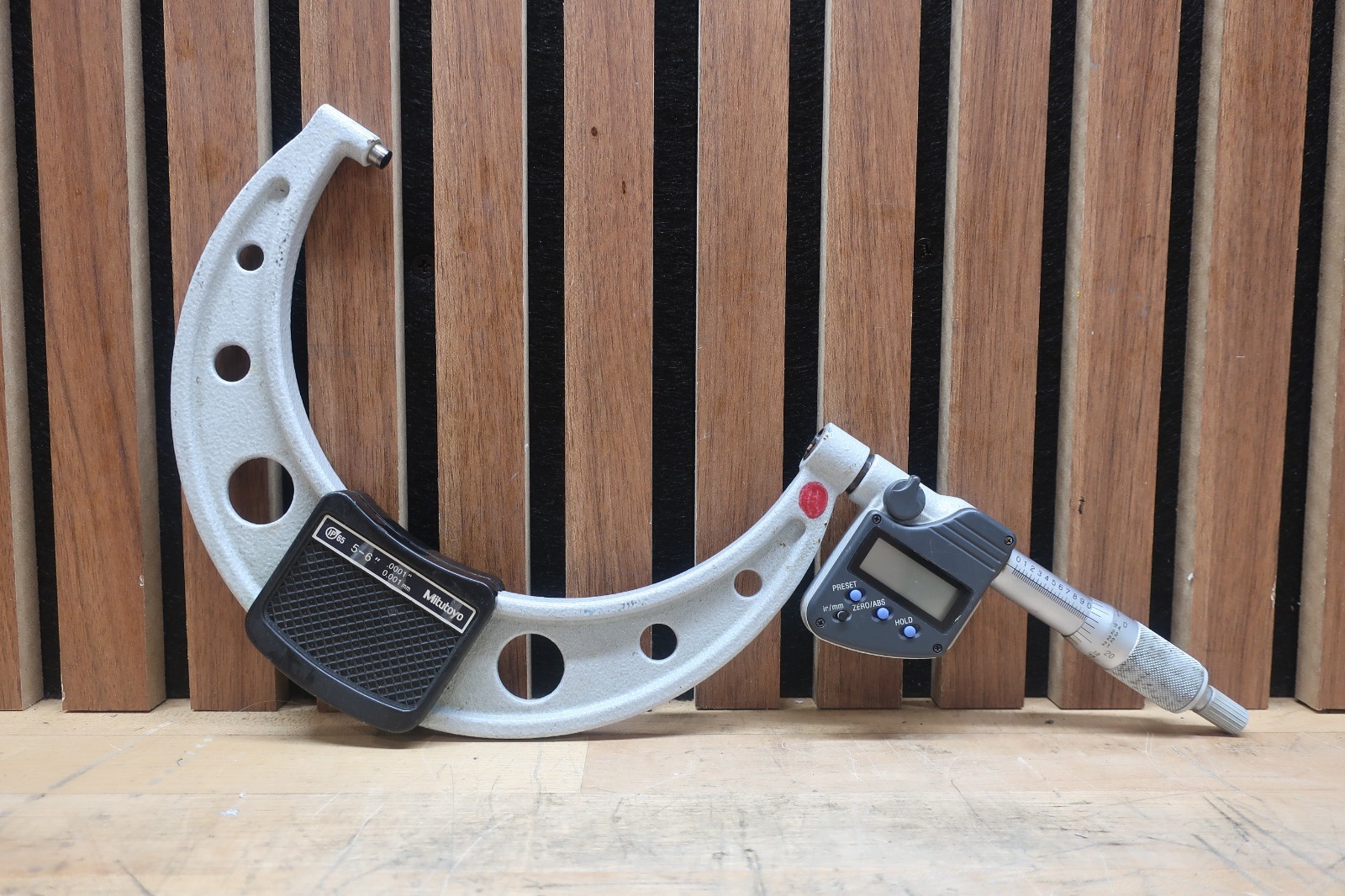 Mitutoyo 293-351-10 | 5-6" Digital Micrometer