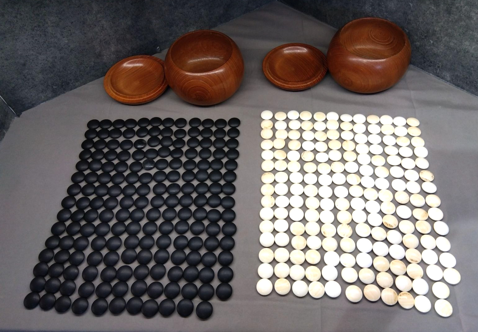Japanese Vintage Goishi Go-Stone IGO White Clam & Nachiguro Black Stone W/ Bowl