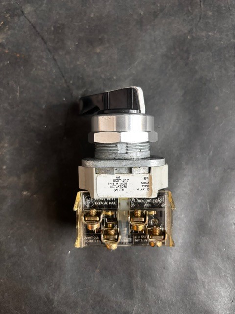 ALLEN BRADLEY 800T-J17 SELECTOR SWITCH ($15 OBO)
