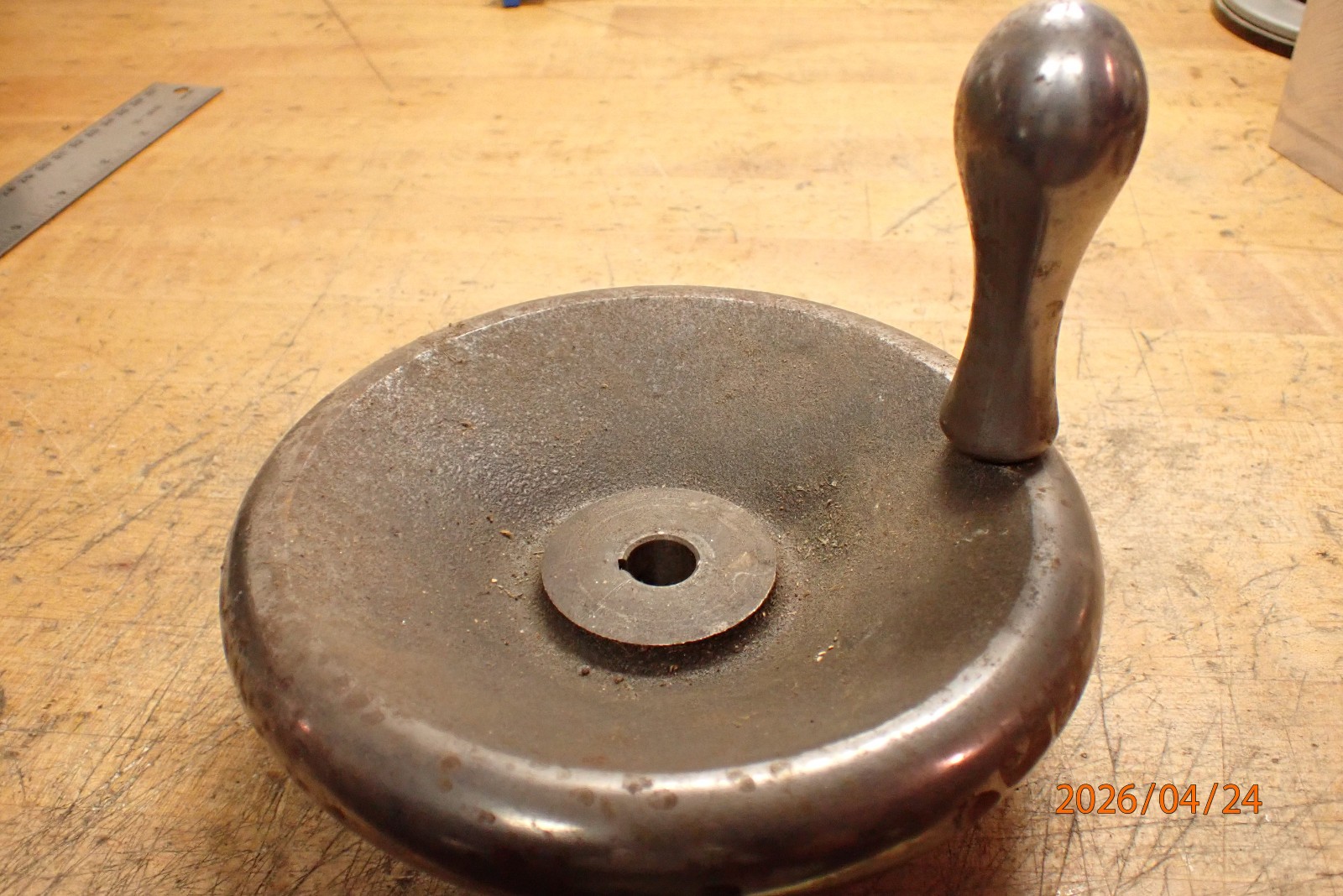 LOT B: VINTAGE CAST IRON MACHINE HANDWHEEL WITH SPINNER HANDLE GRIP MACHINIST