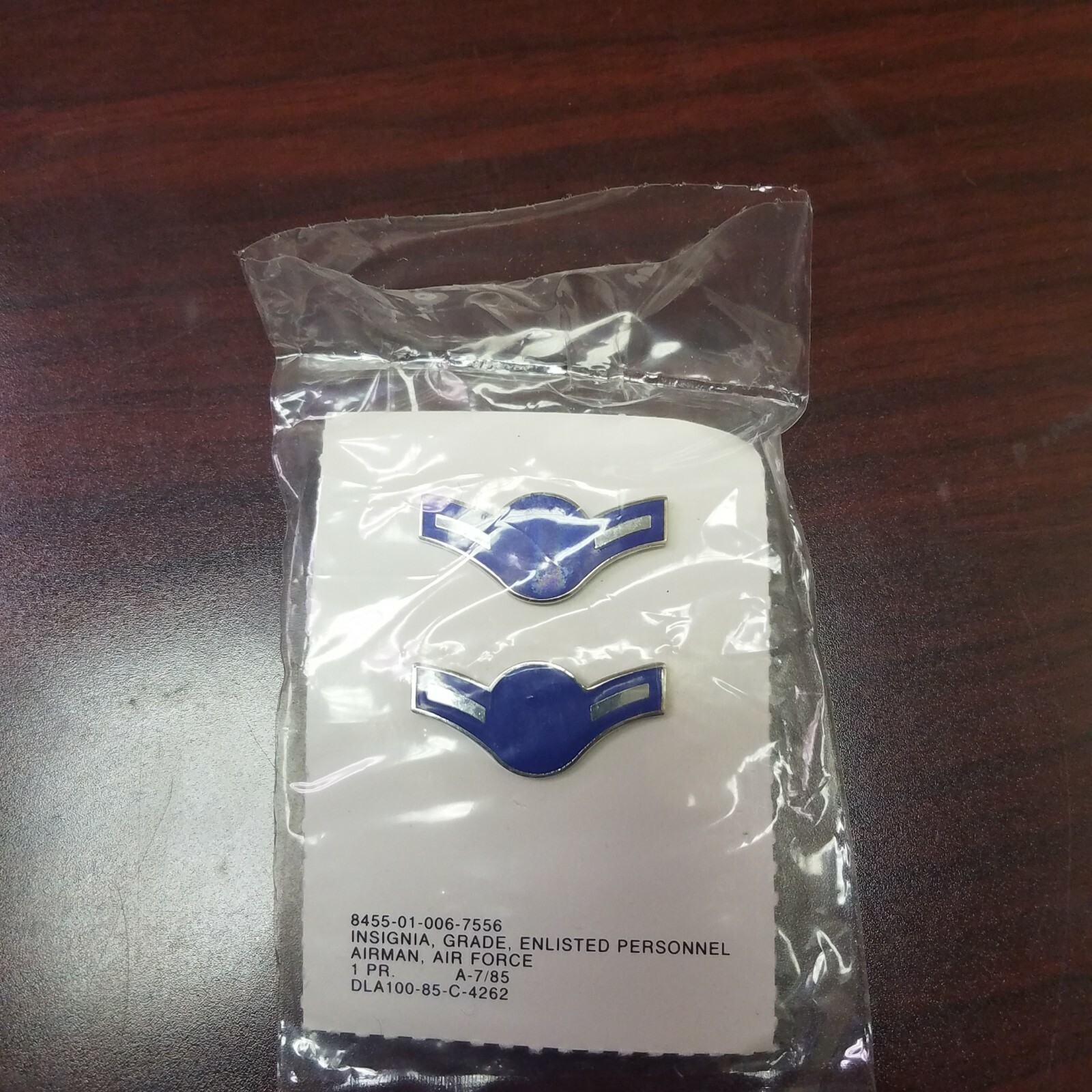 Pair Of US Air Force Enlisted Personnel AIRMAN Metal Badges On Card A-7/85