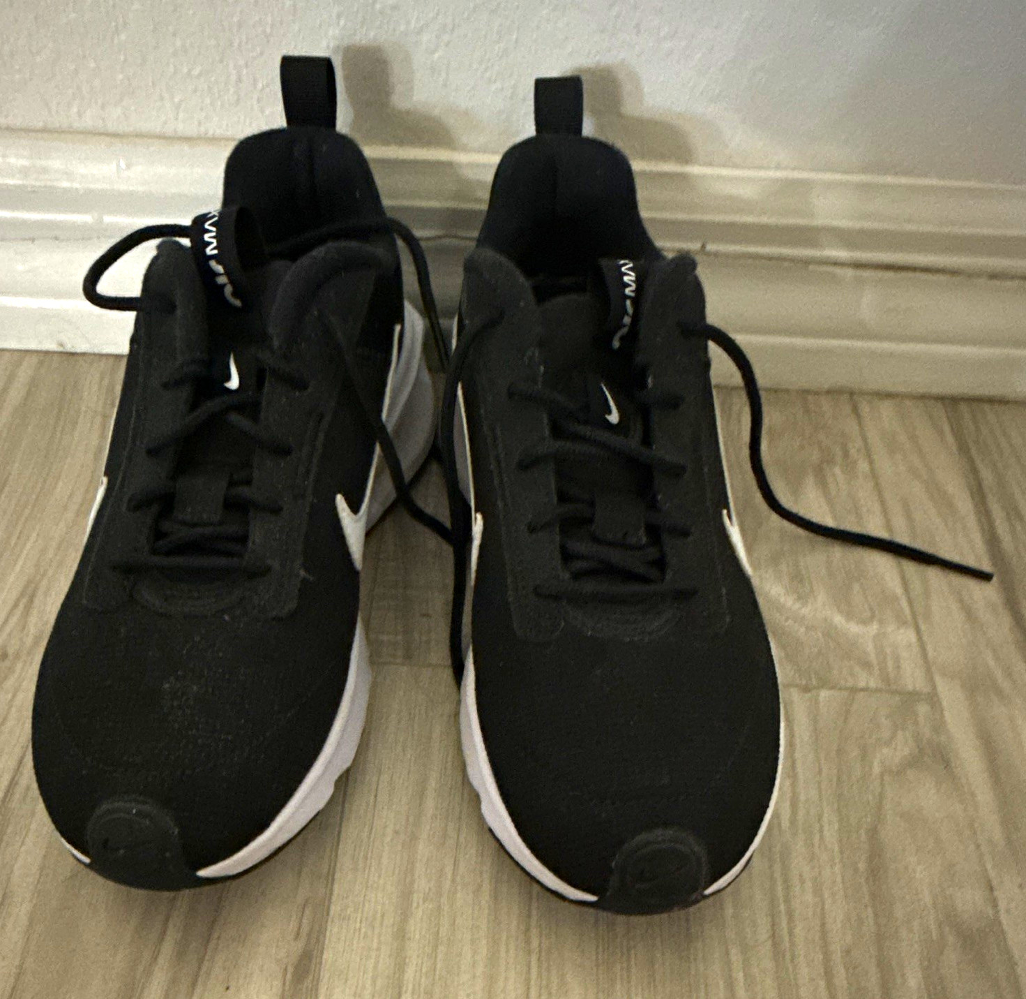 Nike Men's Black/White Low Top Lace-Up Athletic Sneaker, Solid Pattern