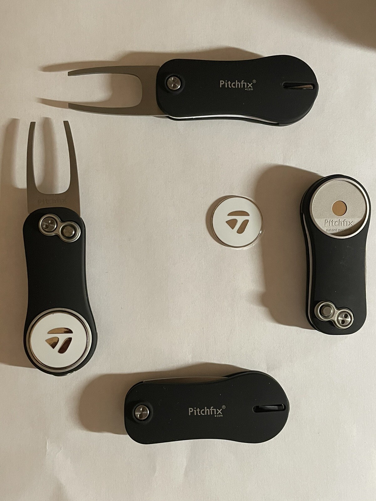 (1) Pitchfix Golf Switchblade Divot Tool Hybrid 2.0 W/TaylorMade 1" Golf Marker