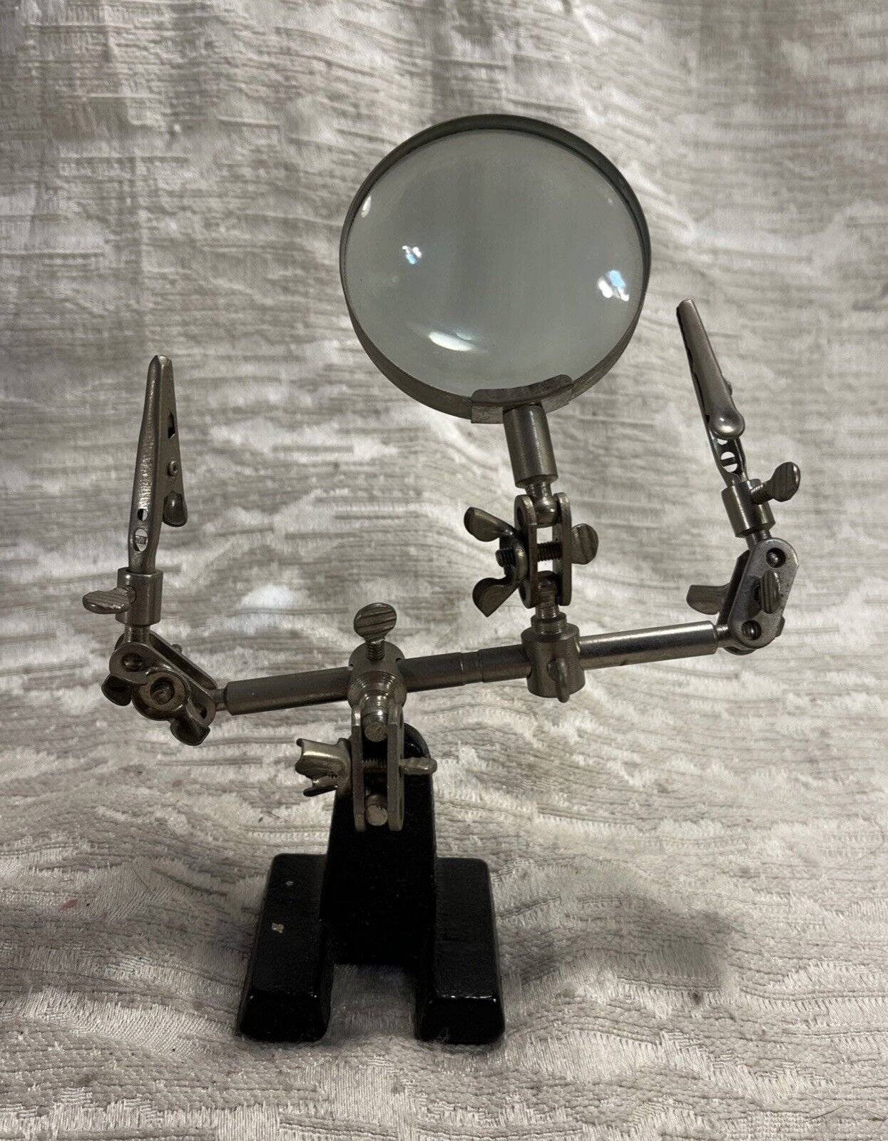 Vintage Fly Fishing Lure Tool MAGNIFYING GLASS ALLIGATOR CLIPS STAND -- 7860