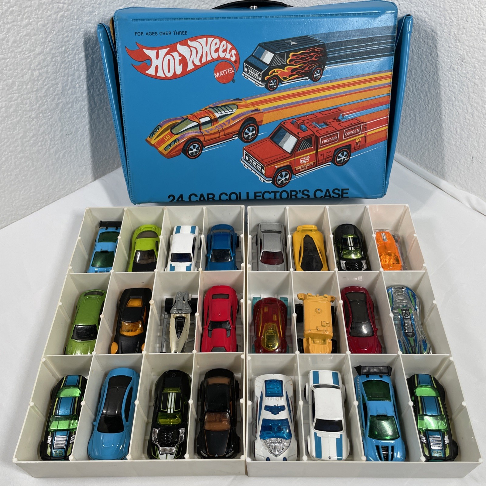 VINTAGE 1975 Mattel Hot Wheels 24 Car Collector's Case w/2 Trays & Assorted Cars