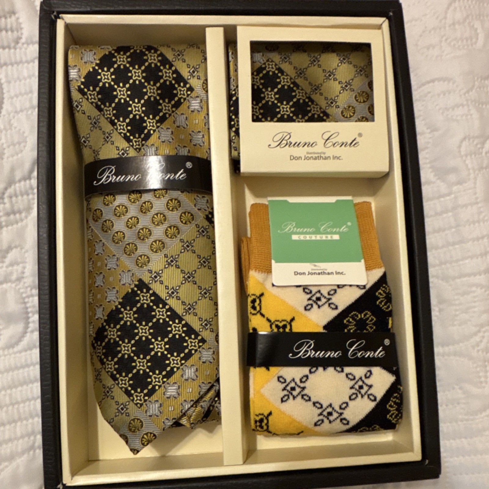 Bruno Conte Men's Patterned Accessory Set Tie Socks Handkerchief Gold & Black