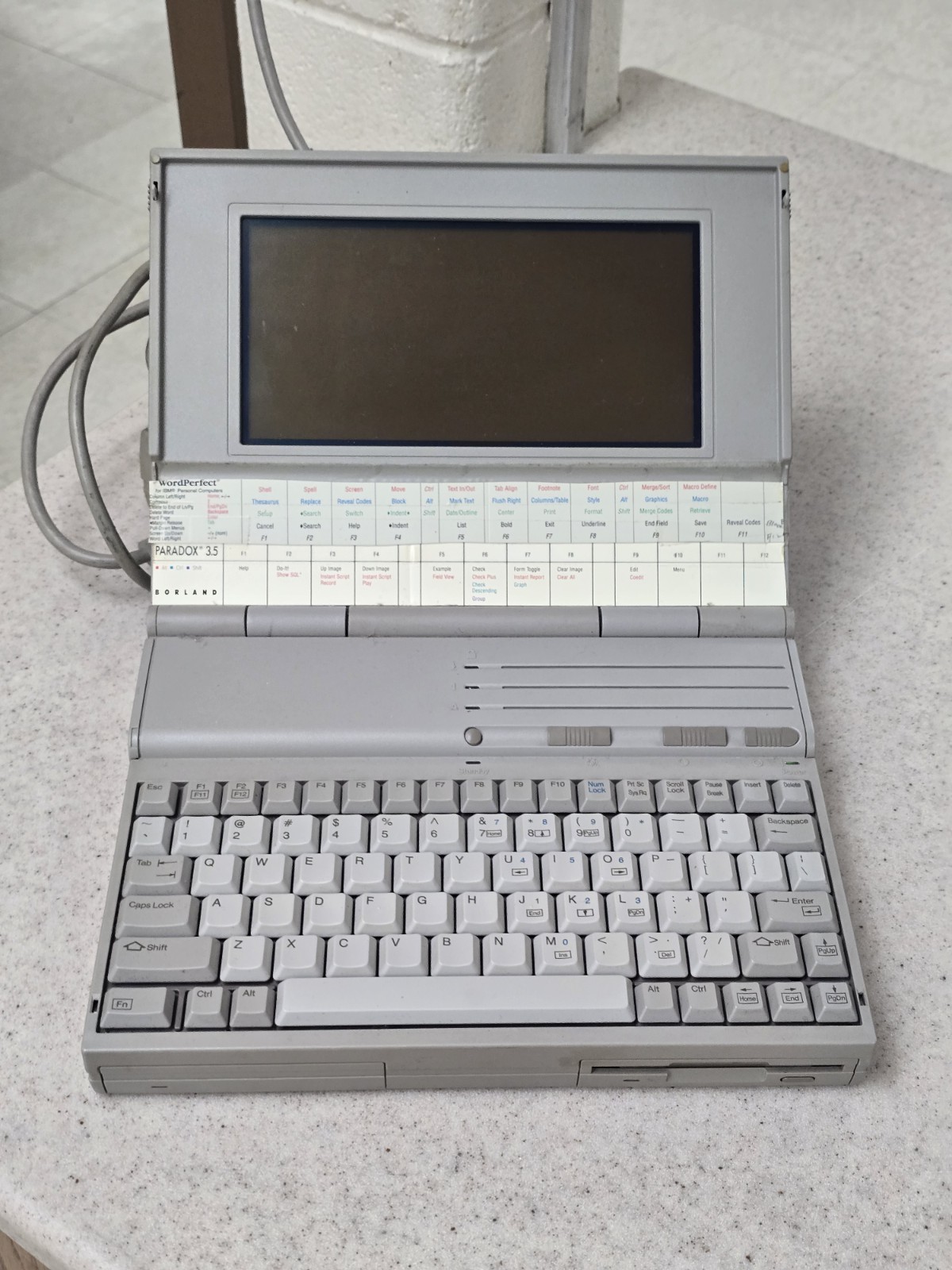 Compaq LTE 286 Laptop Computer w/Power Supply Powers On For Parts/Repair As-Is