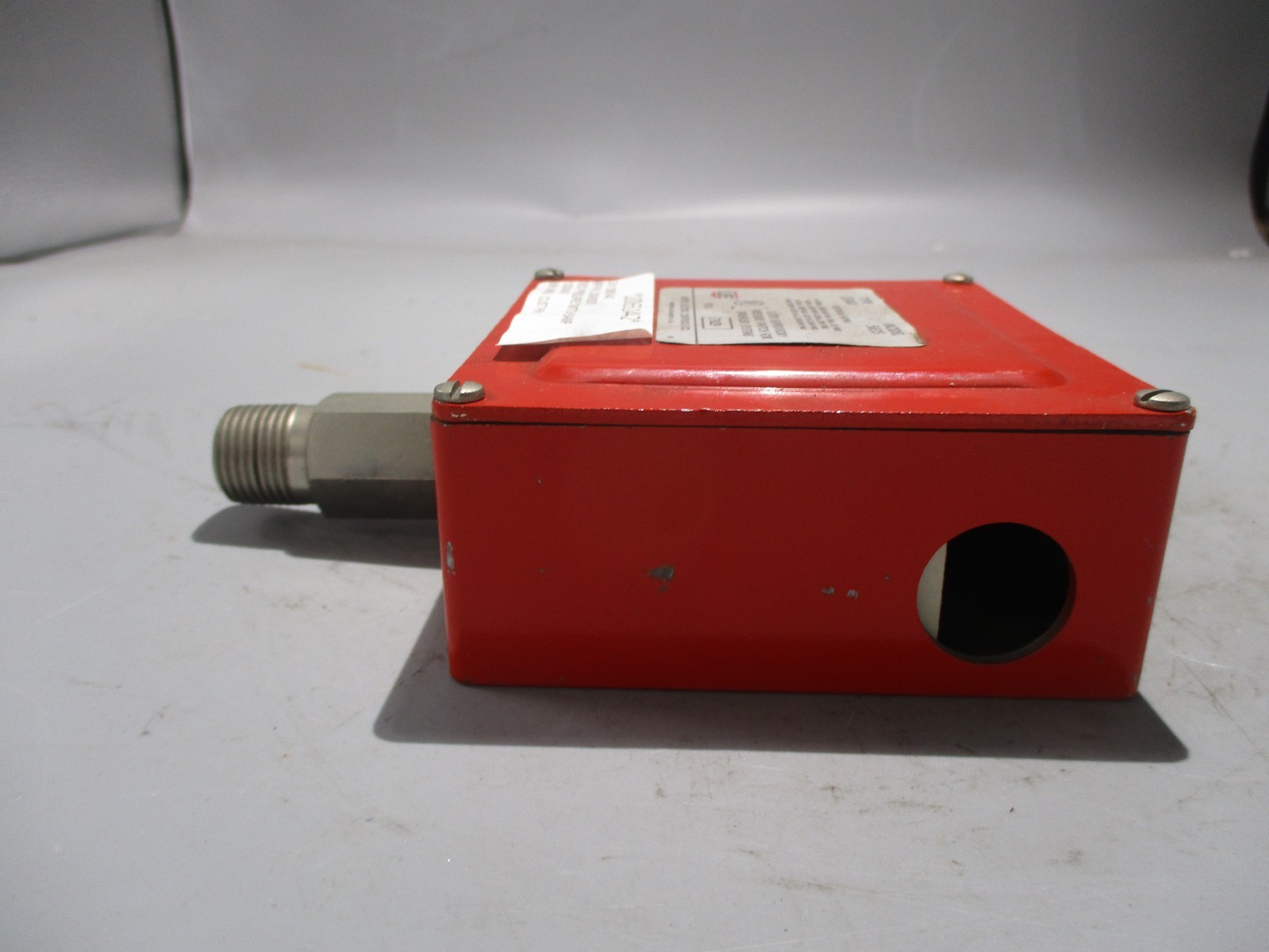 NEW UE UNITED ELECTRIC J33AX-5835 PRESSURE SWITCH
