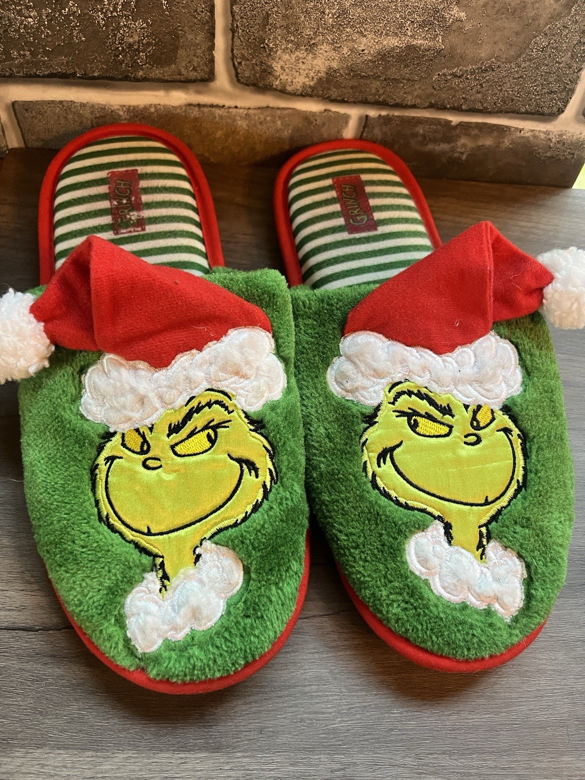 MENS MEDIUM 9-10 **  GRINCH SLIPPERS ** DR SEUSS FAST SHIPPING !!