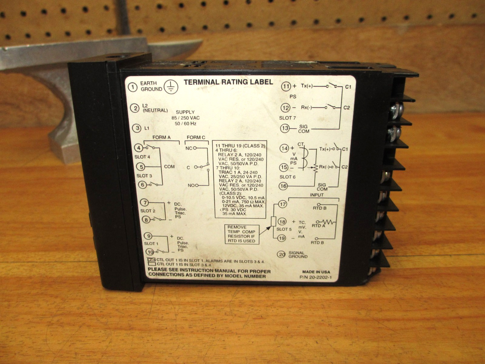Barber Colman 10ET-TJF00-000-3-00 *USED POWERS UP* Temperature Controller