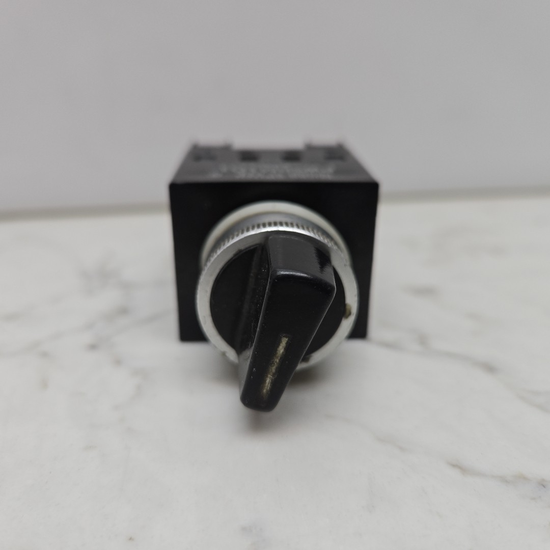 4 Pack Micro Switch PWSBM101 Selector Switch w/ PWCM and PWCE Contact Blocks