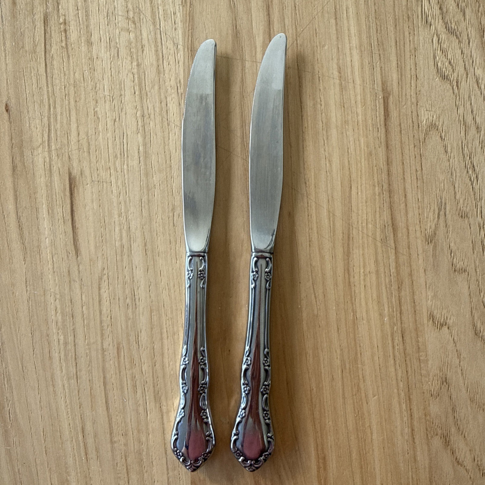 Oneida Distinction Deluxe MANSION HALL Dinner Knives Lot of 2 Stainless EUC