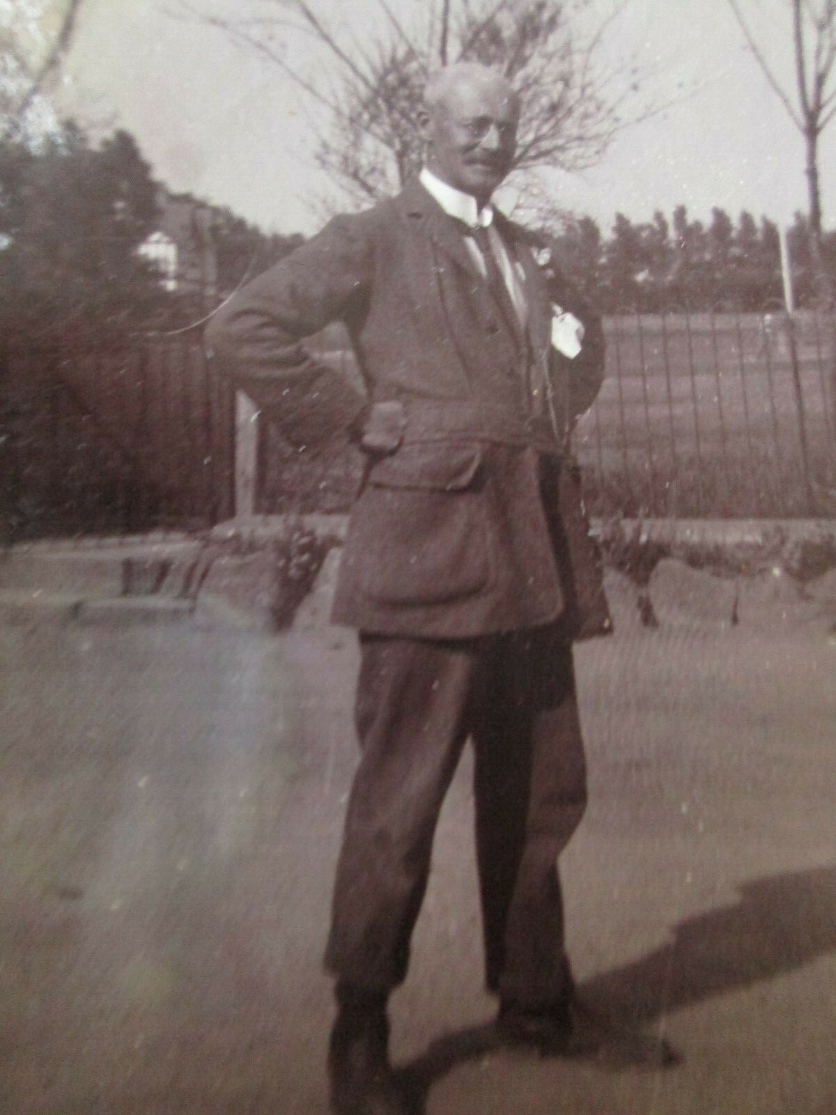 Photo of man (unknown location, date, name) 8.5 x 6 cm