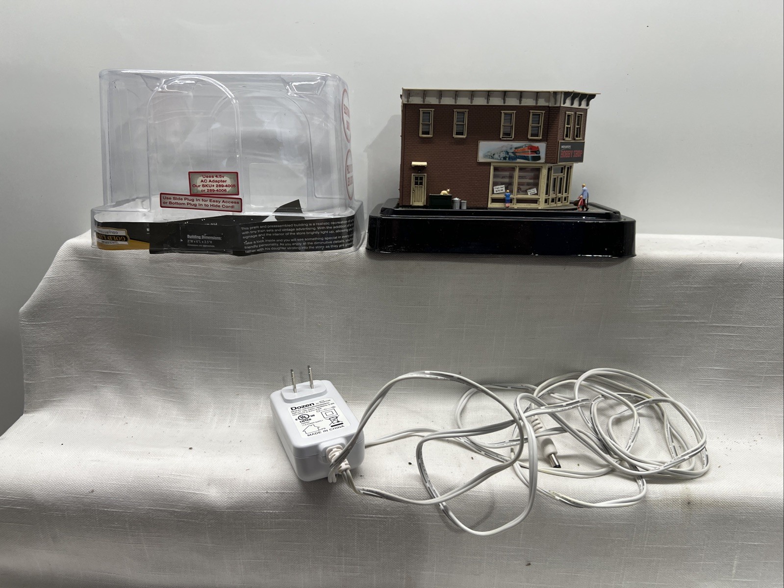 Menards 279-5001 HO Gauge HOBBY SHOP Gold Line Collectible Building LED Lights