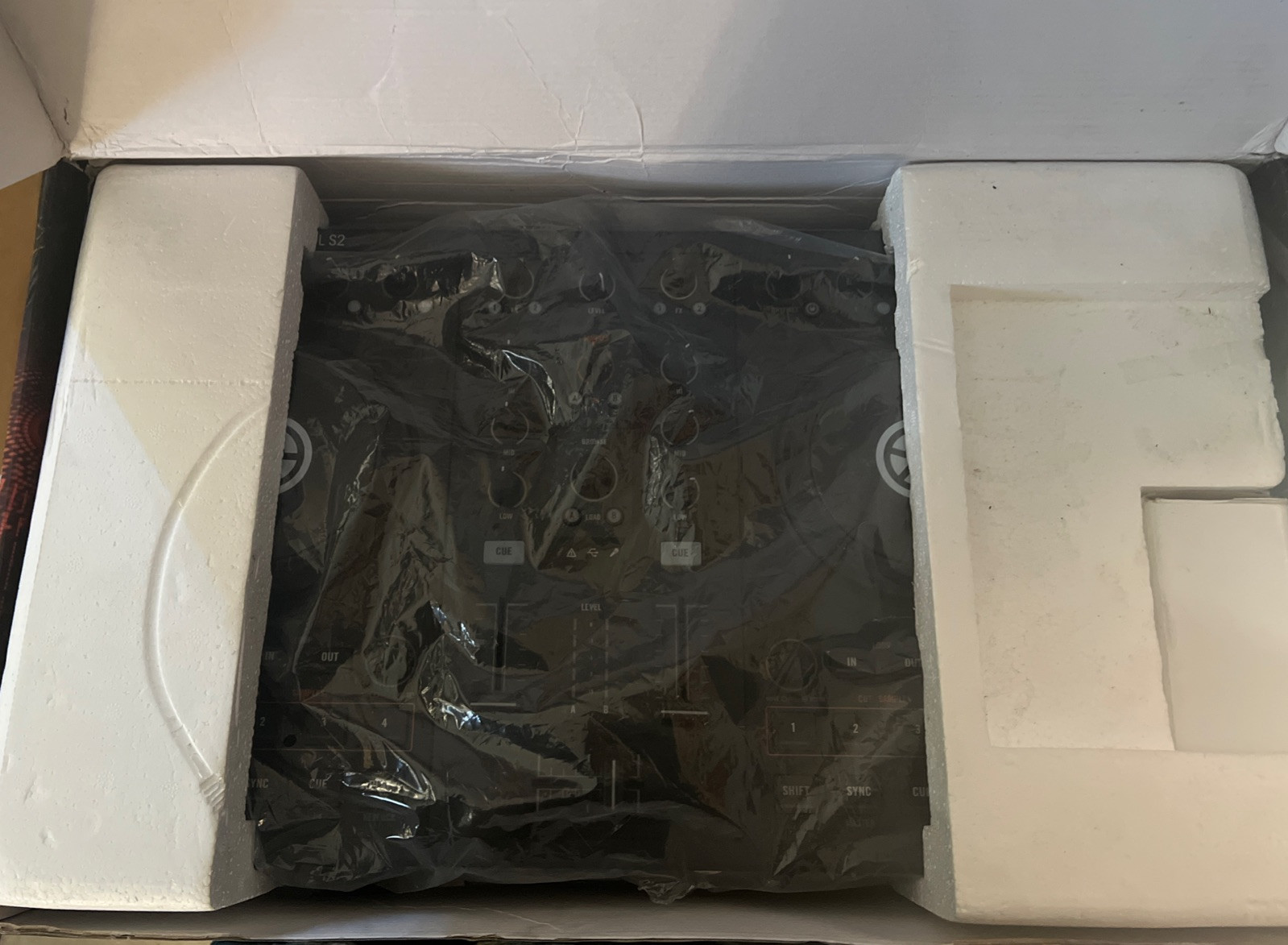 TRAKTOR KONTROL S2 - 2.1 Channel DJ System Controller Read