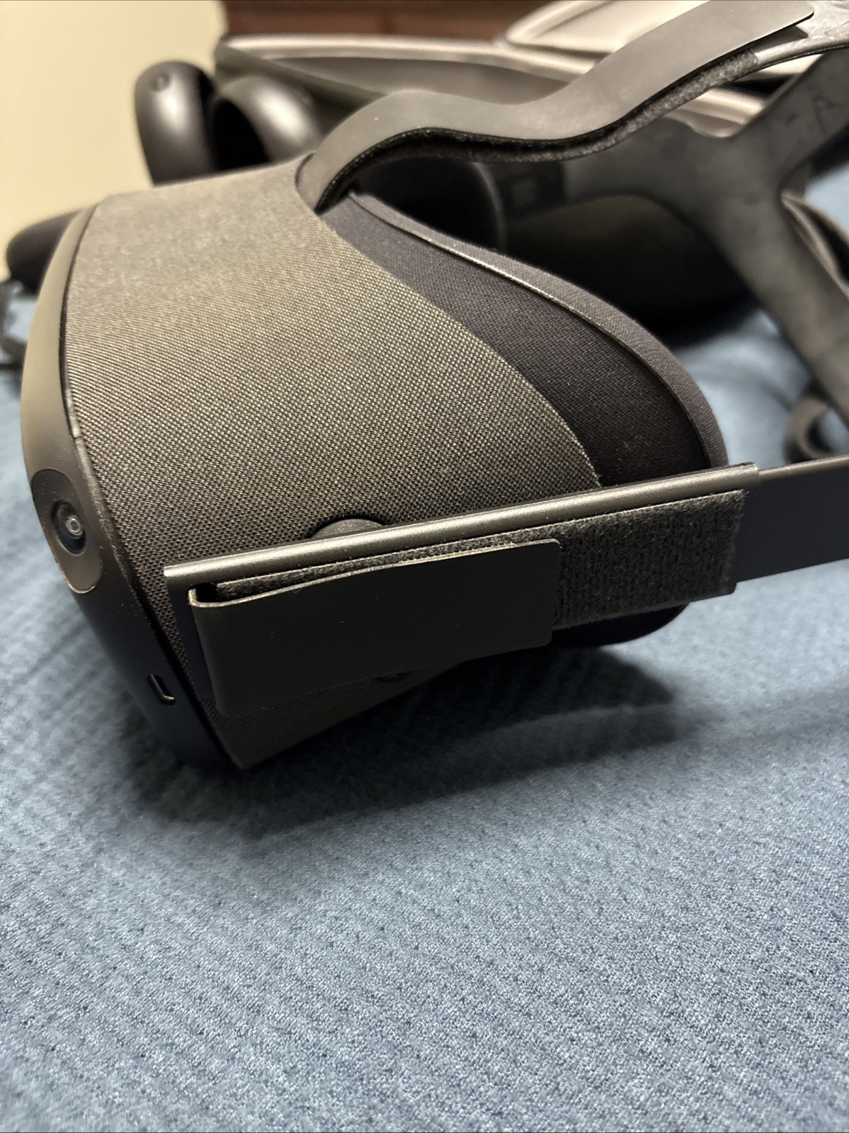 Oculus Quest 1 Virtual Reality Headset with Controllers and Box Great Condition