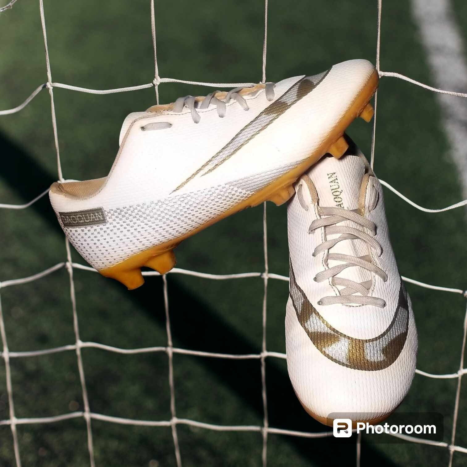 Daoquan Youth/Junior's Soccer/Football Cleats Big Kids Size 6. White/Gold.